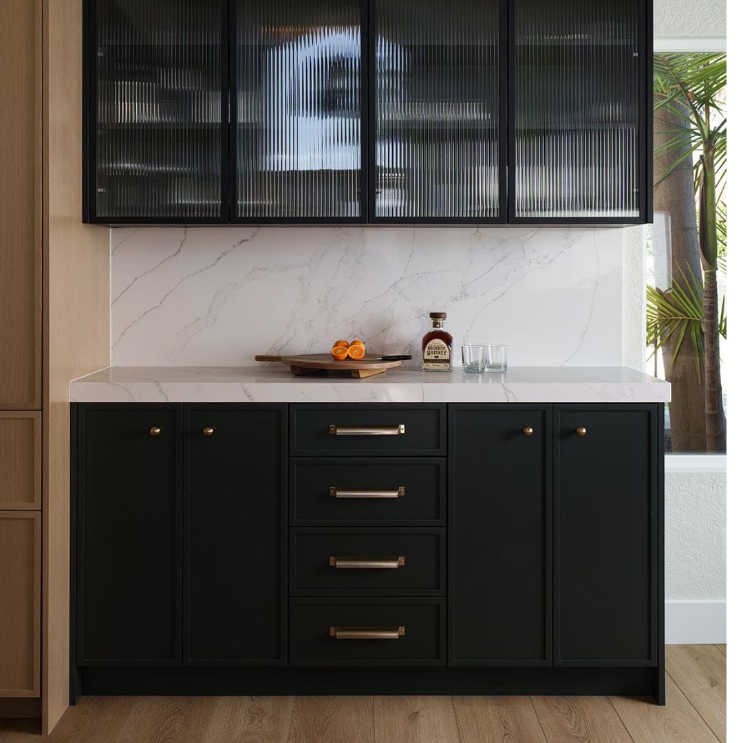 Ribbed glass is a great option to hide the mess but can give visual texture. One of our favorites!
Photo: @furman.interiors
#interiordesign#sandiegointeriordesigner #kncdesigngroup #karanicoleclark