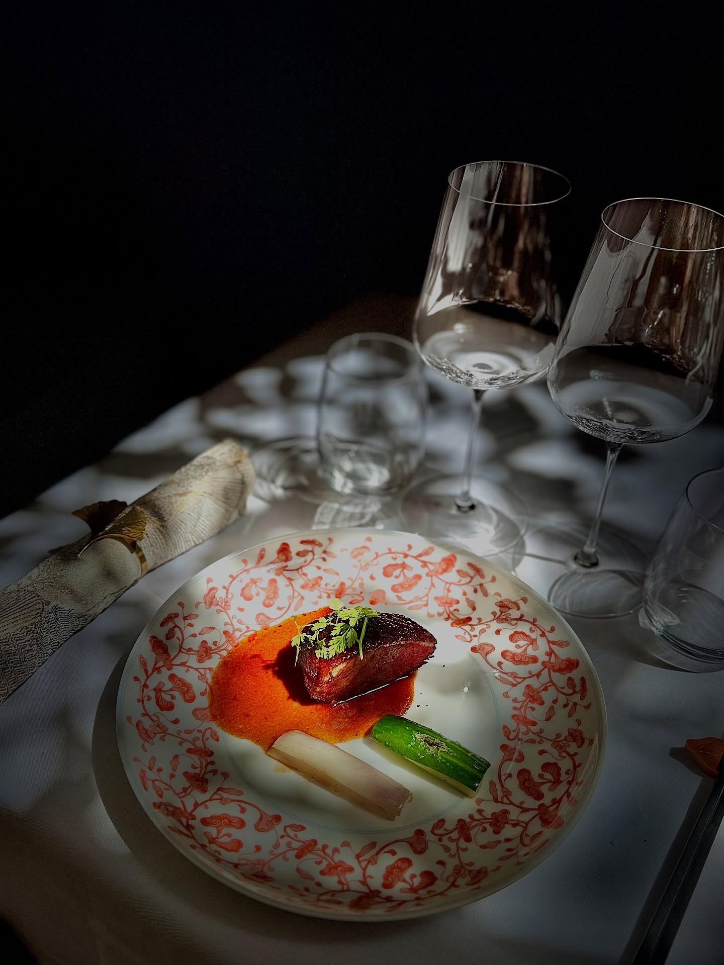 Le canard laqué de Pékin 🦆 est un plat traditionnel chinois très célèbre 🇨🇳
Il vient de Pékin, la capitale de la Chine 🏙️
On mange la peau avec la sauce sucrée 🍯 et des légumes comme le concombre 🥒 et l’oignon vert 🌿.
C’est un plat délicieux 😋 et très populaire
#aix #aixmaville #aixenprovence #canard #aixcommerçants #provence #chine #pekin #chinesefood #cuisinechinoise #tradition #modernite #vin #vinchinois #wine #chinesewine