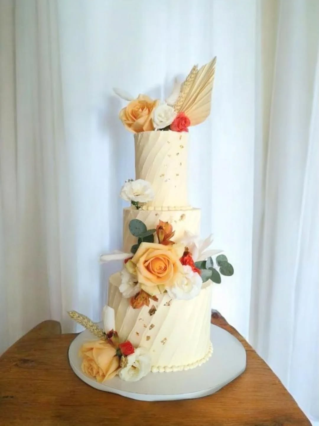 Encore tous mes vœux de bonheur à Jordan et Manon !
C'était un véritable plaisir de vius accompagner pour la création de votre wedding cake.
Recouvert de crème texturée, avec une belle association de vanille Bourbon, mangue, passion et citron vert.
Décoré avec les magnifiques fleurs de @coqueli.cath
J'ai été magnifiquement accueilli par les super wedding planner de @lovelyevents_france et le très sympathique traiteur de @ticase
Un couple chaleureux, une équipe au top, un beau domaine et surtout beaucoup d'amour. Voilà la belle combinaison d'un mariage réussi !
Bisous bisous 😚 🥰