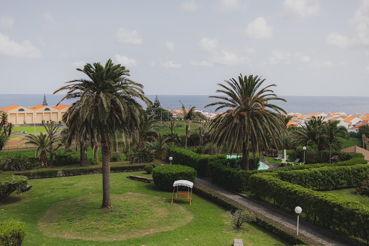 Um jardim encantador e que conta mil histórias repletas de finais de tarde felizes ✨
Saiba mais em:
www.solardelalem.com
-
A charming garden that tells a thousand stories full of happy afternoons ✨
Find out more at:
www.solardelalem.com
#solardelalem #azores #vacations #azoresislands #discoverazores #saomiguel #nature #maia