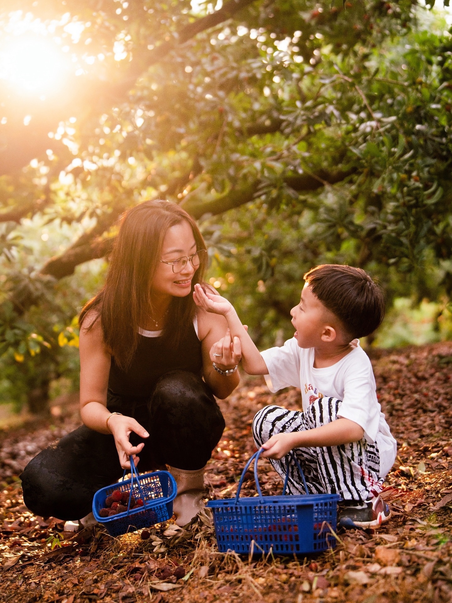 Plucking wax berries in China in Lili’s Farm be like
Not seen in picture:
Wet weather, slippery floor and mosquito bites 😅