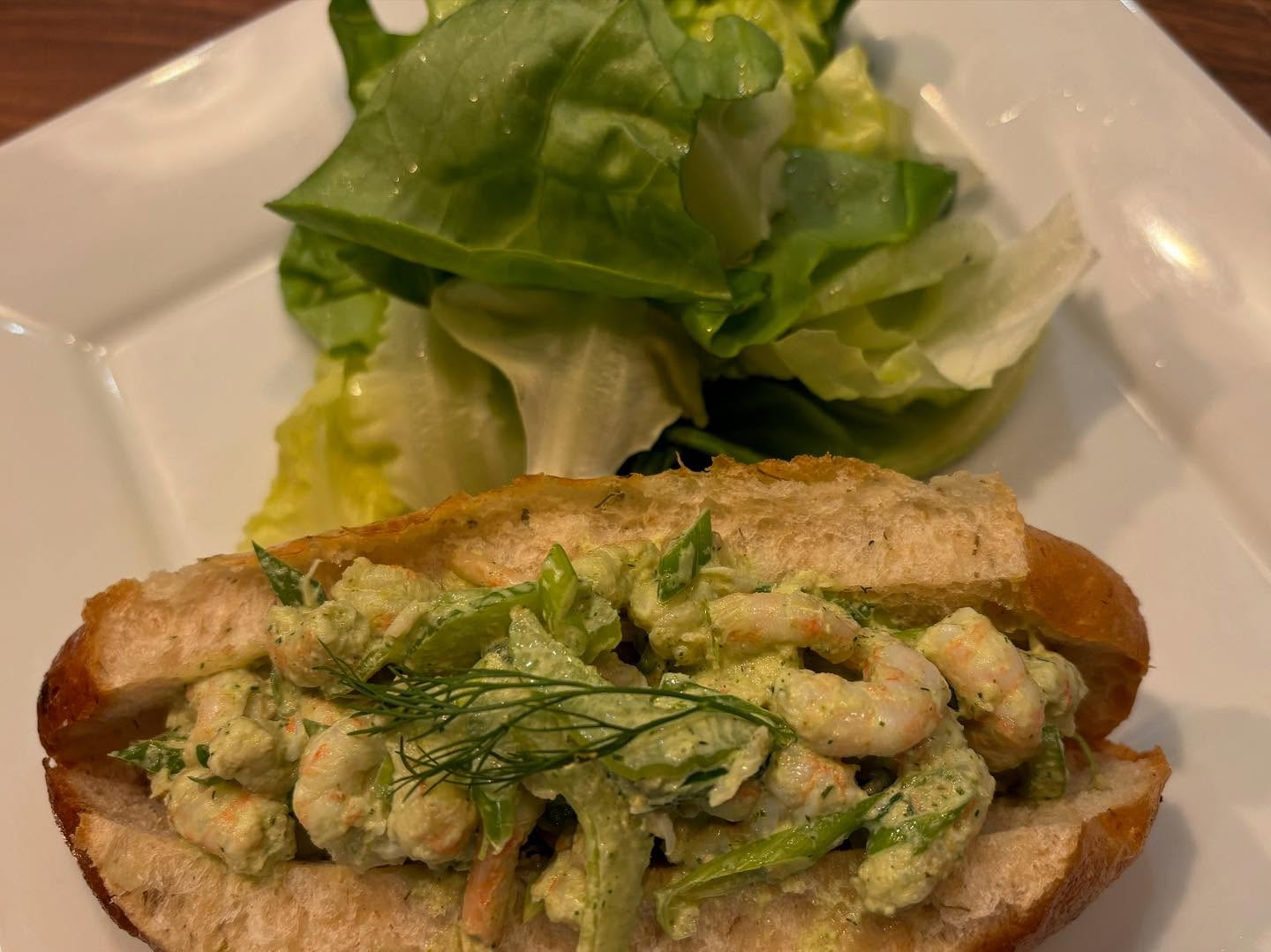 The Ocean Called…
Notre succulente guédille de crevettes est disponible tout l’été @petitbaravin / Do not miss our delicious Shrimp Roll available All Summer @petitbaravin