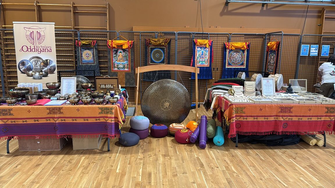 Les Trésors d’Oddiyana sont à la fête du yoga ce dimanche. On a fait un joli stand plein de couleurs 🌈Merci Yoga Éveil Sérénité pour l’invitation ! #lestresorsdoddiyana #feteduyoga #yoga #loiret #alaingriet #stephanegarnier #yogaeveilserenite #stephaneyogaterra