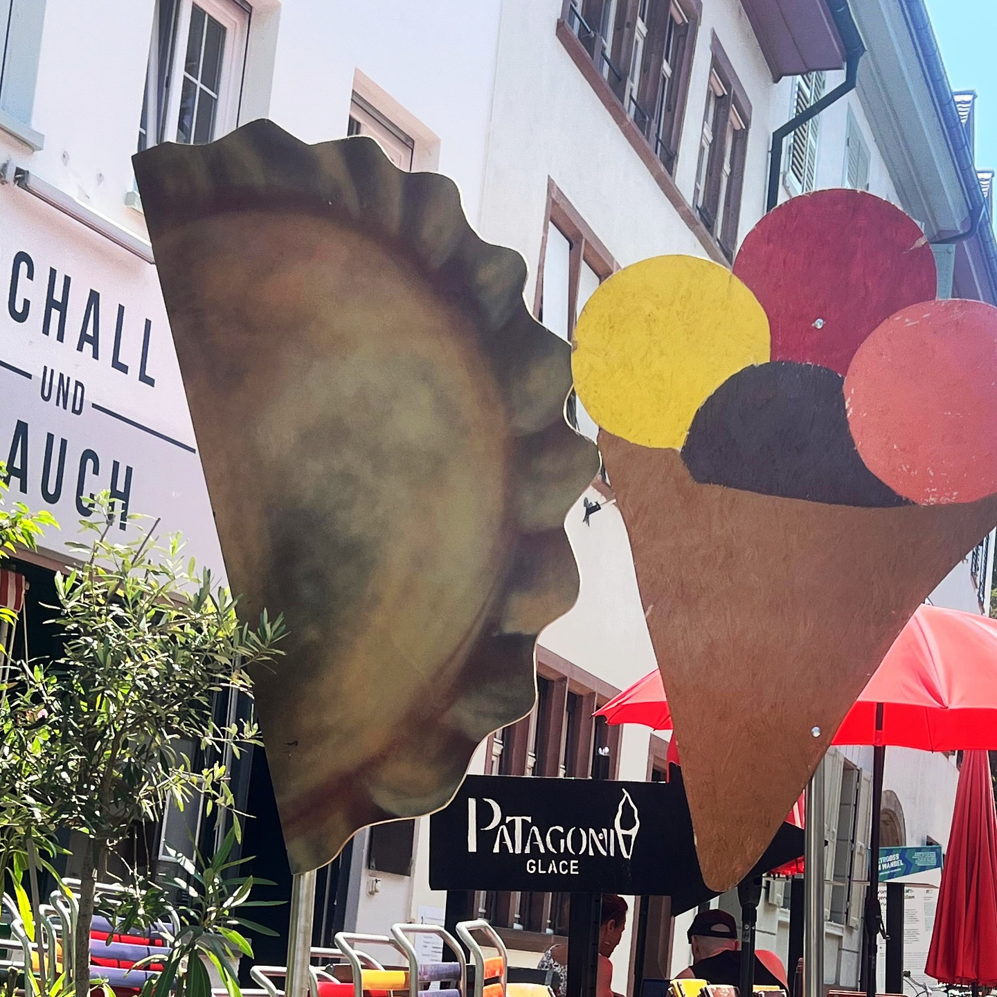 Empanadas & Patagonia Glace in der Rheingasse schon probiert? Wir sind täglich für euch da!
#chequelomo #patagoniaglace #schallundrauchbar #basel #kleinbasel #argentina #suiza #gastronomy #restaurant #streetfood #baselswitzerland #empanadas #helados