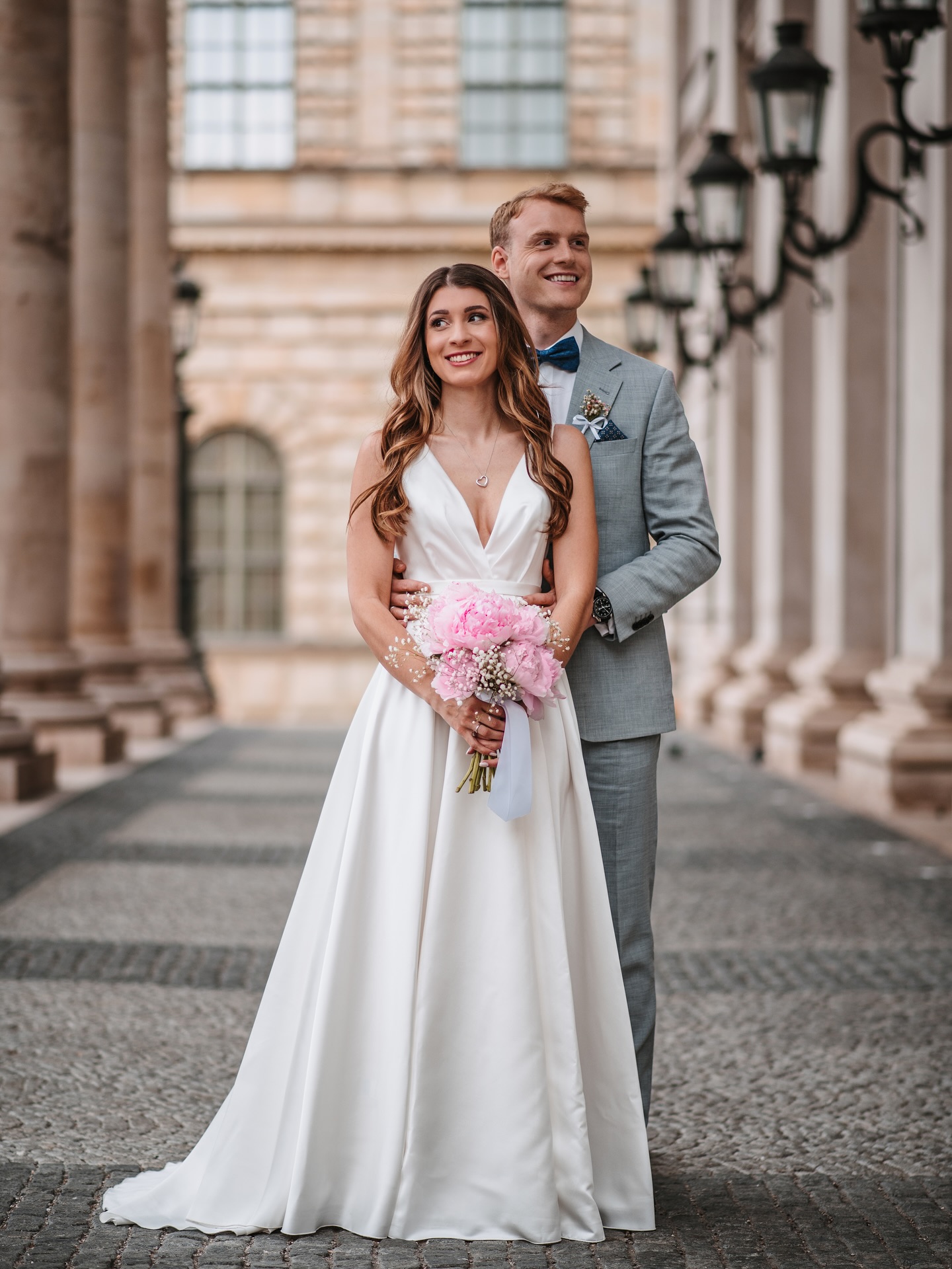 Natasja & Felix ✨
After-Wedding mitten in München – mit leichtem Regen und ganz viel Gefühl. 🤍
Durchsichtige Schirme, enge Gassen, kleine versteckte Ecken – genau das macht ein urbanes Shooting so besonders. Und wenn’s doch mal ein bisschen mehr tropft? Transparente Regenschirme sind für mich echte Shooting-Helden: Sie halten nicht nur trocken, sondern lassen Licht durch, nehmen nichts von der Stimmung – und geben den Bildern diesen ganz besonderen Look. ✨
Außerdem bietet ein urbanes Shooting viele wunderschöne, prachtvolle Gebäude mit Überdachungen. So können wir uns jederzeit unterstellen, ohne die Stimmung zu verlieren – und die Architektur verleiht den Bildern zusätzlich eine elegante und zeitlose Note. ☺️
Diese zwei haben sich voll auf den Moment eingelassen – und genau deshalb sind Bilder entstanden, die echt sind. Ruhig. Nah. Authentisch.
.
.
.
Planerin: @bridal_affairs__
Brautstrauß: @petramuellerblumen
Haare & Make-up: @coriful
Braut: @natasjaweinhart
Bräutigam : @felixweinhart
#afterwedding #urbanwedding #hochzeitsfotografinmünchen #regenistkeineausrede #authentischheiraten #afterweddingshooting #realmoments #münchenliebe