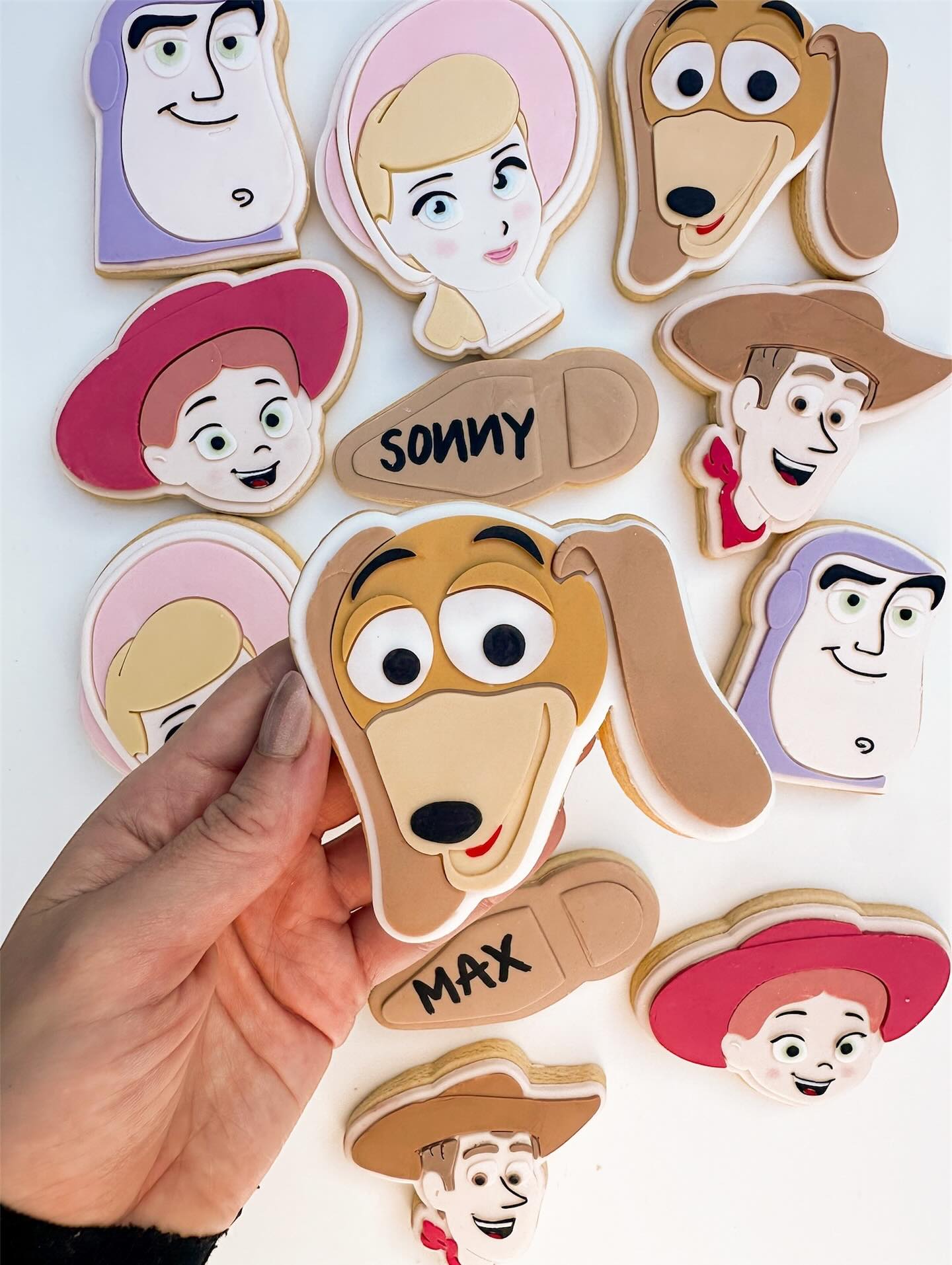 🎶 you’ve got a friend in me 🎶 on repeat! Our Toy Story collection is available on our website! Which character is your favourite? 🤩
@besidesthecake bringing my stamps to life ❤️🔥
#stampedbyel #cookiestamps #cookieembossers #cookiedebossers #cookiesupplies #sugarcookiesupplies #fondantcookies #smallbusiness #shopsmallbusiness #alburywodongabusiness #bakingsupplies
