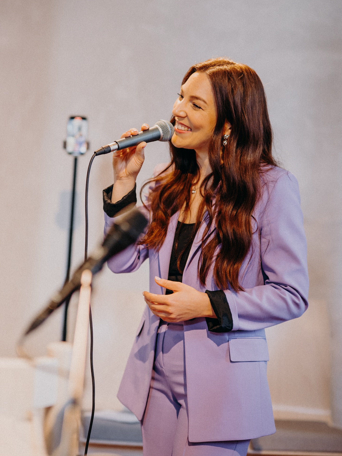 So viele schöne Momente entstehen bei einer Trauung – für das Brautpaar, für die Gäste und auch für uns Musiker:innen.
Ein großes Dankeschön an @pictures.inna , die diesen Auftritt so wunderbar eingefangen hat. 🤍
#Hochzeitssängerin #LiveMusikZurTrauung #KirchlicheTrauung #RebeccaSammet #Hochzeit2025 #DuoTrioDJ