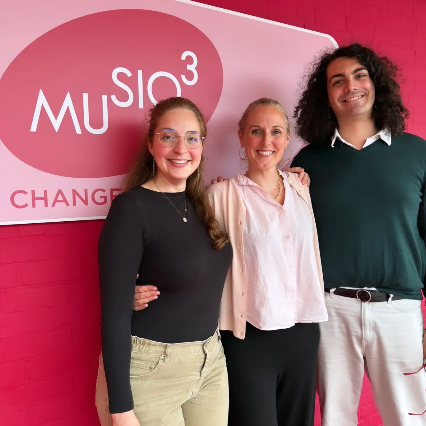 Honorée d'avoir été la personne inspirante du magnifique jeune ensemble @les_4_sens dans l'émission "Transmission" de l'incroyable @brigittemahaux ce samedi soir sur @musiq3rtbf
Vous l'avez ratée? ➡️https://auvio.rtbf.be/emission/transmission-23213
Joie et fierté pour ce quatuor né dans ma classe à @artsaucarre! Longue vie au 4 sens!