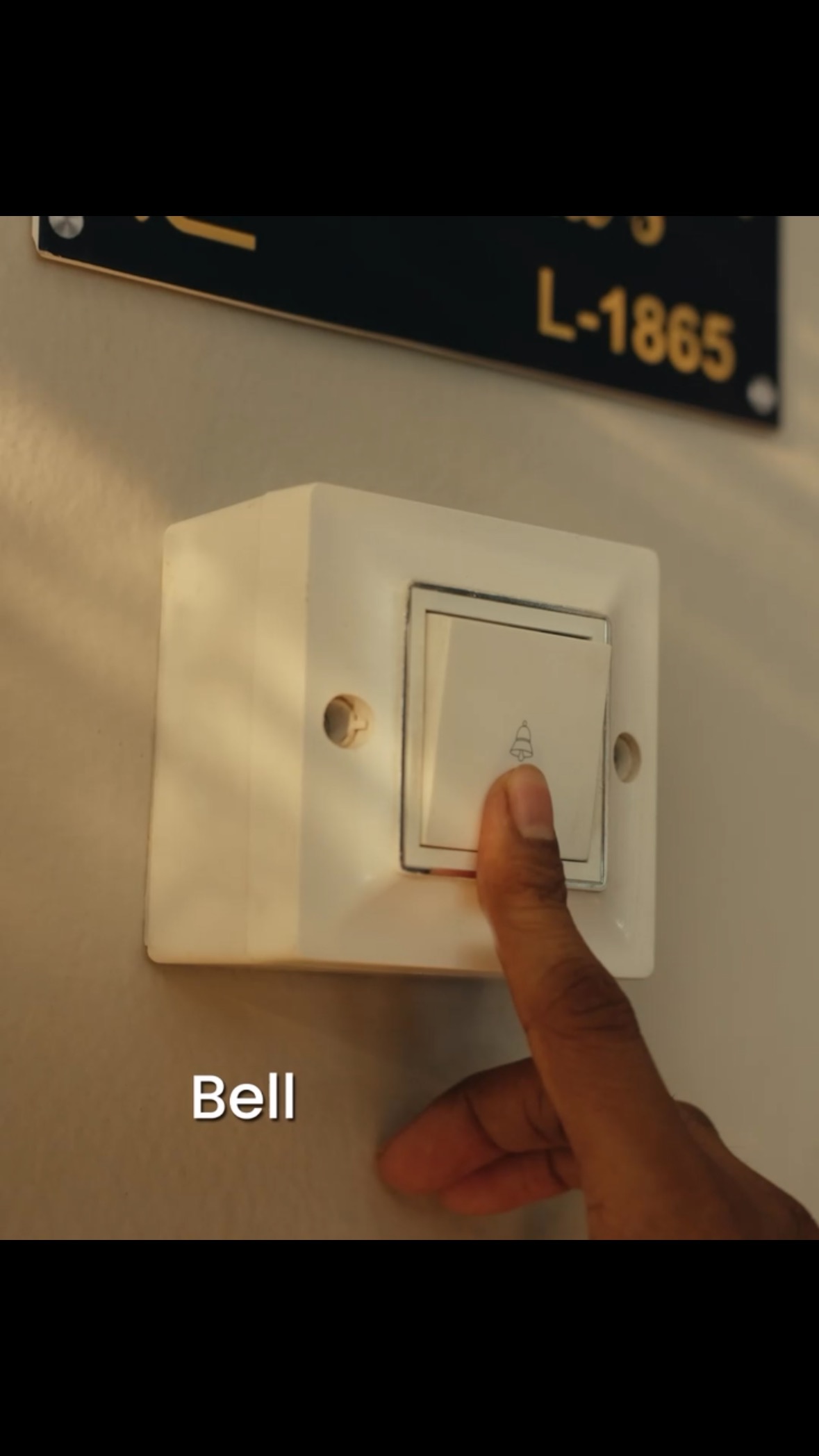 🚪🔔 Ding dong… Again.
Instant delivery convenience comes with a side of doorbell disruptions — breaking our flow, hijacking attention, and keeping us edgy.
A brand has called it out and made me smile while doing it.
#BellKareCHOW by #MilkBasket
Honestly, after the flings with the quick guys,
@milkbasketin is the marriage material of grocery delivery. 💍
Totally underrated. Totally dependable.