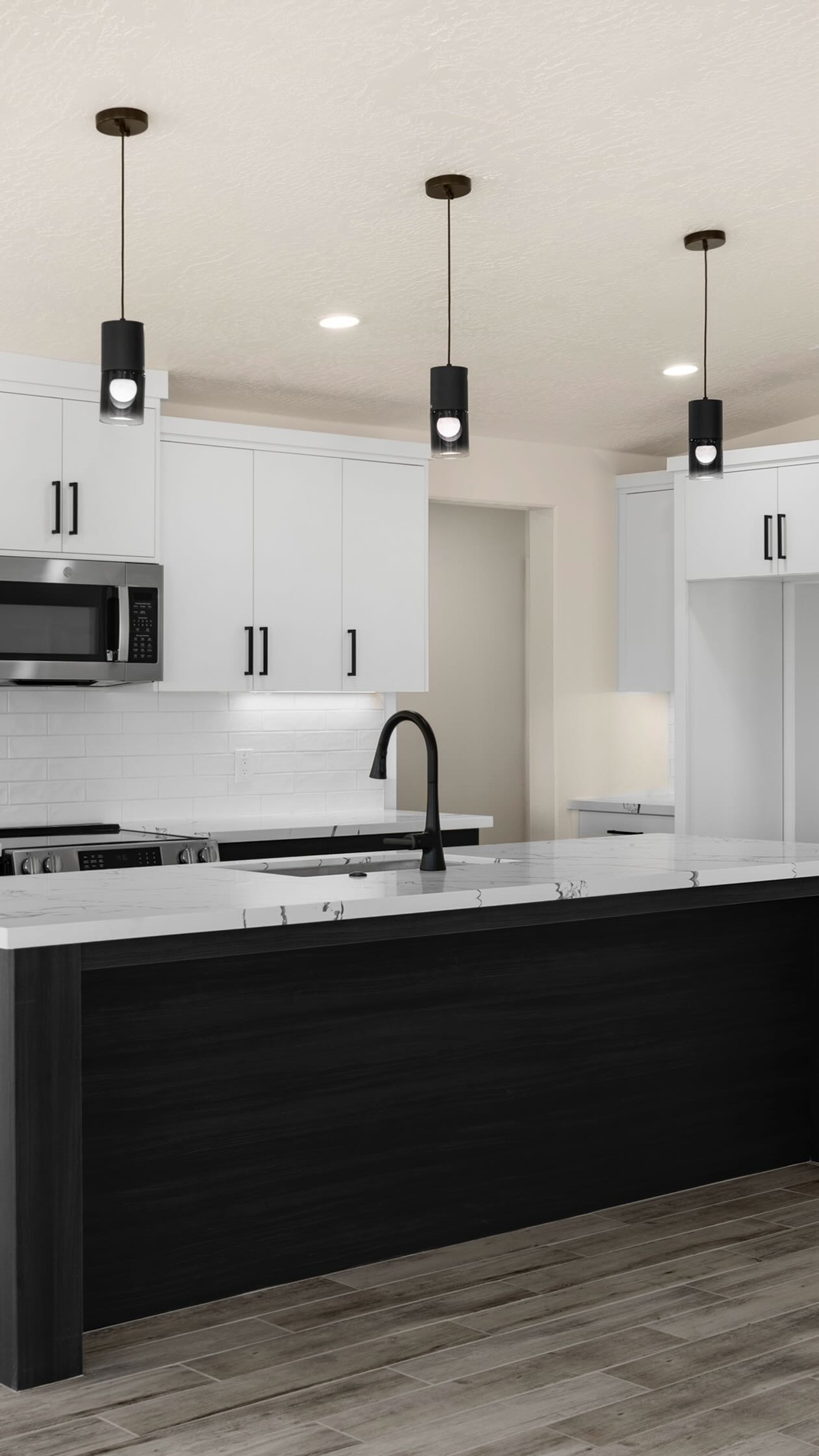 π₯β¨ OPEN HOUSE THIS SATURDAY ! β¨π₯
πͺ Come walk through this brand new 2025 build in Apple Valley!
π 9641 Buena Vista St
ποΈ Saturday June 7
π 11 AM β 3 PM
π 3 Beds | π 2 Baths | βοΈ Paid-off Solar
π RV Sized Parking | π₯ Fireplace | ποΈ Massive 38,000+ Sq Ft Lot
This home is ready for its very first owner β come take a tour and fall in love π
π Tag a friend who needs to see this or DM me for a private showing!
Alex Ortiz | Re/Max Time
π² 949-774-8692 | DRE 01413027
#AppleValleyOpenHouse #JustListed #NewConstruction #SoCalRealEstate #ReMaxTime #OpenHouseVibes