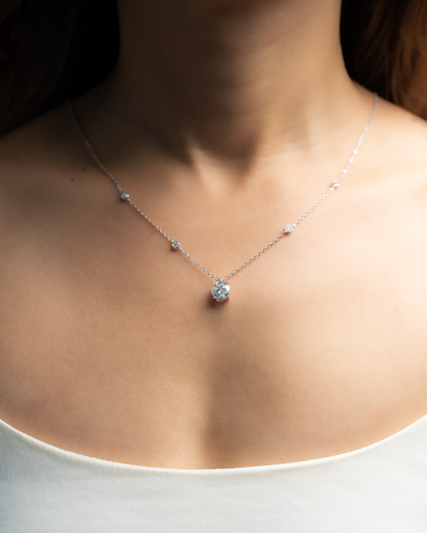 A delicate expression of elegance - the Étoile Solitaire Necklace.
Features a perfectly poised 2 carat round brilliant moissanite diamond, perfect for both everyday elegance and moments that call for quiet brilliance.
#oralis #oralisjewels #disruptingdiamonds #diamondearrings #unapologetic #ethicaljewellery #dubai❤️ #dubailiving #moissanitediamond #jewellerymaker #luxuryliving #diamondjewellery #moissanite #necklacesofinstagram
