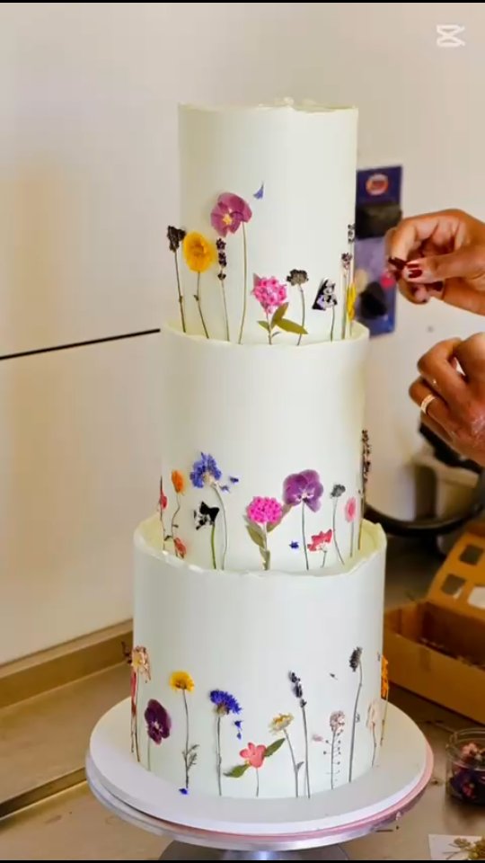 We are You, we are Sweeties by Ju 😘🫡🎂🍰 #taart #bruiloft #bruidstaarten #cakedecorating #cakedesign #bruidstaart #huwelijk #trending #baking #huwelijksfeest #wedding #wijtrouwen #antwerpen #beveren #waasland #zeeland #trouwinspiratie #flowers #flowerslovers