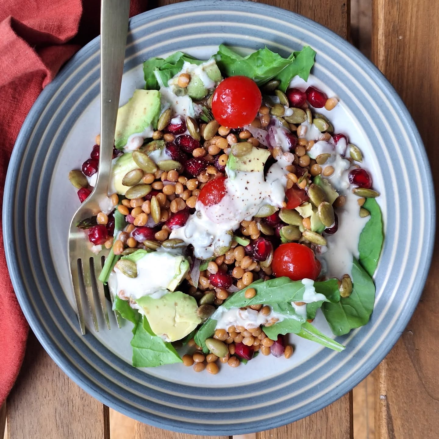 Lunch today inspired by Tim Spector's The Food for Life Cookbook (my birthday present): a lentil salad with cherry tomatoes, mint, pumpkin seeds and avocado with a tahini-miso dressing. I added arugula and red onion for a pop of colour. Especially delicious eaten outside!
#thefoodforlifecookbook