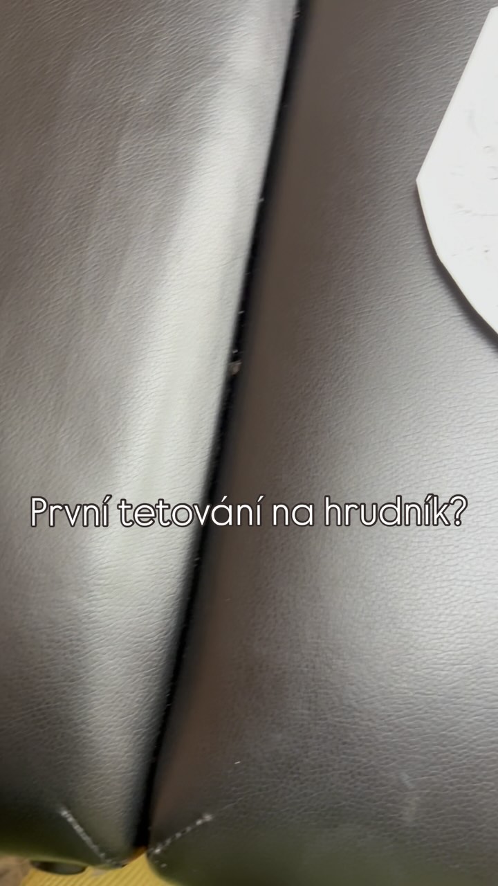 Jít si potetovat hrudník? To chce odvahu hned z několika důvodů.
🌿Je to místo, které je hodně výrazné a bude přitahovat pozornost.
🌿 Co si budem, bolí :))
A tak velká odvaha o to víc, když znám pozadí za celým tetováním s příběhem.
Jestli je něco, co k životu potřebujem, je to odvaha.
Odvaha žít, odvaha snít, odvaha jít dál i přes pády a překážky, které nás v životě čekají...
Díky, že jsem mohla být u Toho
#vedometetovani