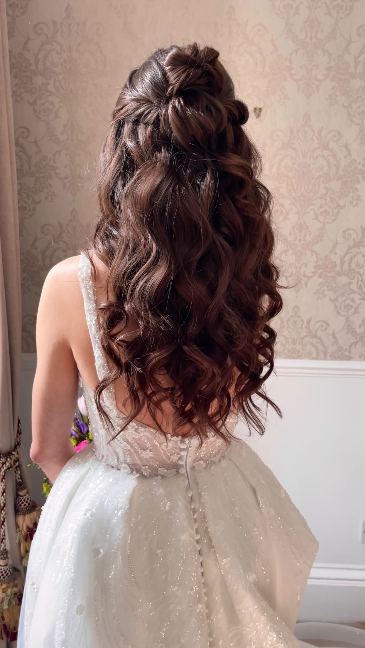 Robyn 🌷 knew she wanted something soft and polished — and this half-up style just felt right for her.
It’s clean, it holds all day, but still has that relaxed, modern feel.
No fuss. No overstyling. Just something that felt like her.
We used clip-in extensions to add fullness and that extra bit of drama — without making the style feel heavy or overdone.
Half-up is such a great middle ground — keeps the hair away from the face but still gives you movement and softness from every angle.
If you’re not sure what style’s right for your day, I’ll help you figure out what feels most like you.
That’s always the starting point.
✨ Bridal hair across Hertfordshire + surrounding counties
Soft texture, calm mornings, long-lasting styles.
#BridalHairUK #HalfUpBridalStyle #ModernBridalHair #ClipInExtensions #SoftBridalLook #WeddingHairSpecialist #RelaxedLuxuryWeddings #HertfordshireBride #EffortlessBridalHair #CleanTextureHair #BridalStylistUK #kgjunechallenge