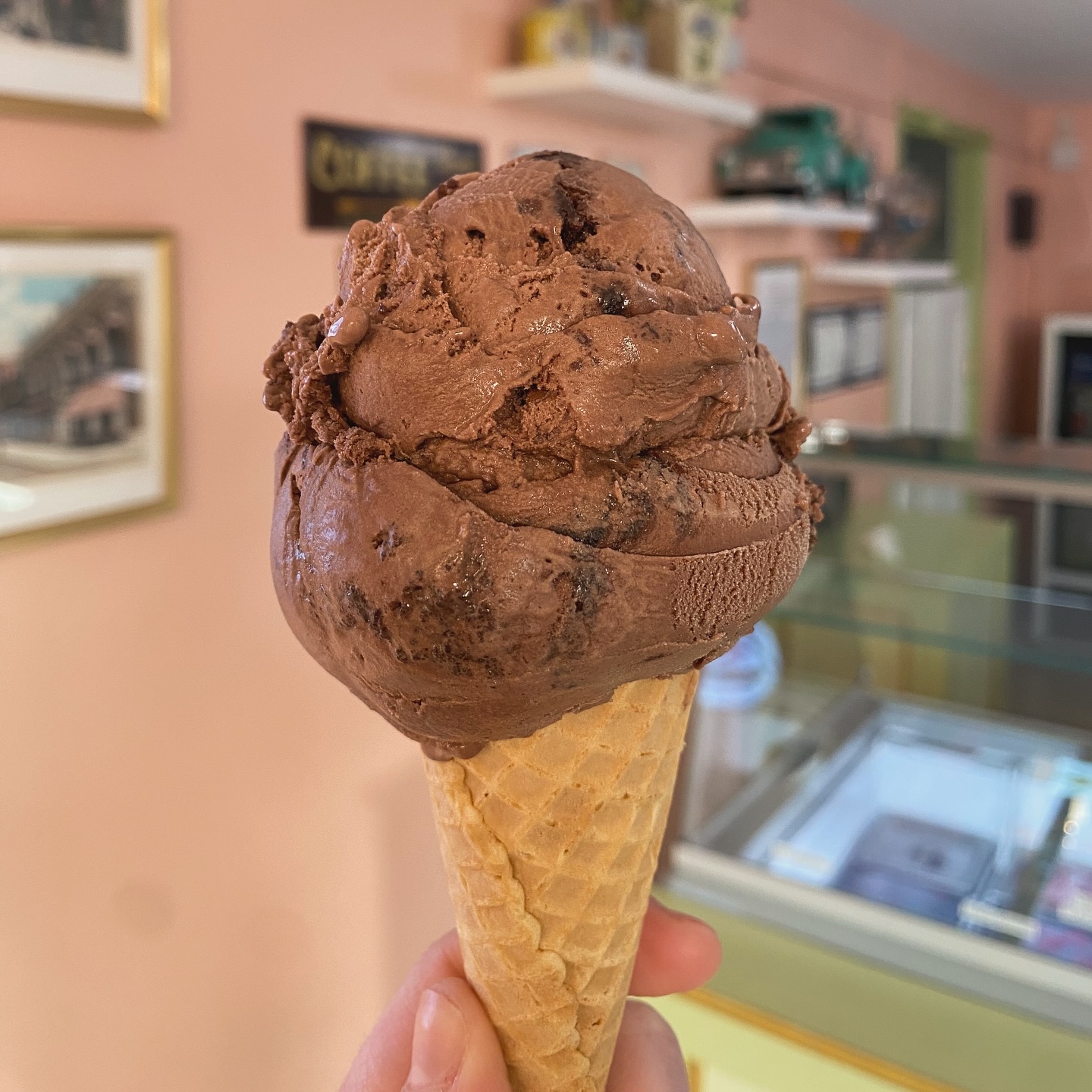 ‼️New Gelato Flavor‼️
Our homemade rich chocolate gelato has layers of fudge and yummy brownie pieces, perfect for all you chocolate lovers 😏
#newport #newportri #homemadegelato #waffles #icecream #dessert #supportlocal #familybusiness