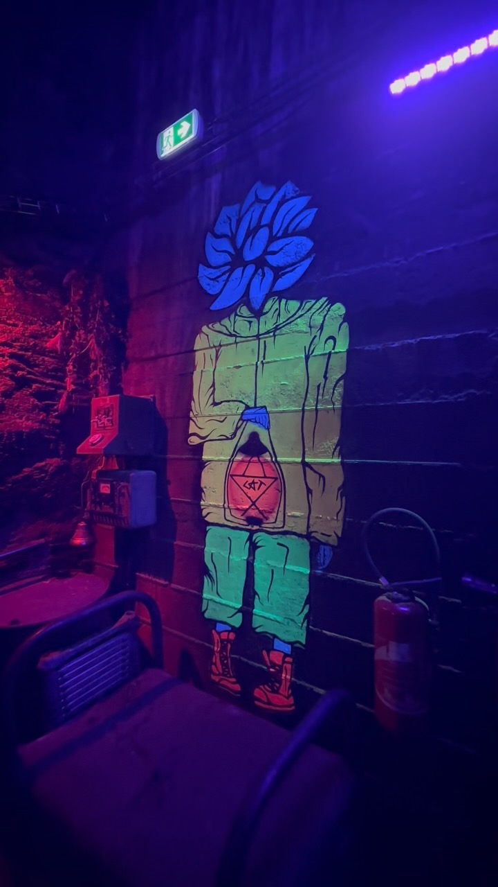 đš Nouvelle vibe dans le tunnel du MX Arts Tour !
On accueille avec fiertĂ© la deuxiĂšme artiste fĂ©minine Ă illuminer les murs : @catstarart_ une morlaisienne đšđ„
Son univers ?
Un cocktail fluorescent entre pochoir, comic book et surrĂ©alisme, qui prend vie sous la lumiĂšre ultraviolet. Une claque visuelle entre rĂȘve et science-fiction !
đĄ Viens dĂ©couvrir cette Ćuvre hypnotique au cĆur du tunnel⊠et laisse-toi happer par la lumiĂšre.
VidĂ©o @wb_studio_fr đ„
#MXArtsTour #ArtUrbain #Catstarart #StreetArt #NeonArt #Pochoir #FluorescentArt #Ultraviolet #WomenInStreetArt #ComicVibes