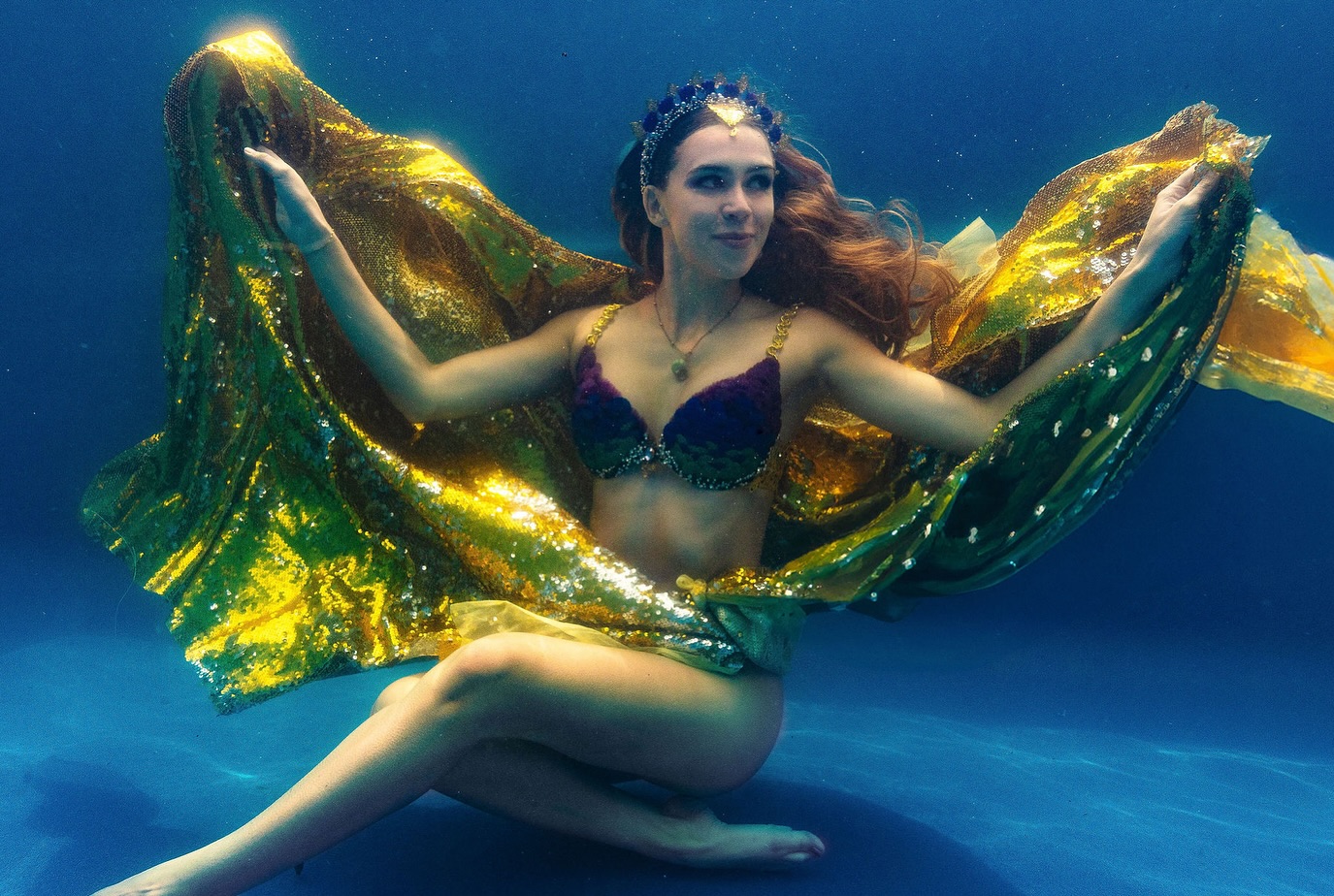 A mermaid princess with a crown still shining… reborn with human legs 👑✨
Captured in golden motion by @jayezelga 🌊💛