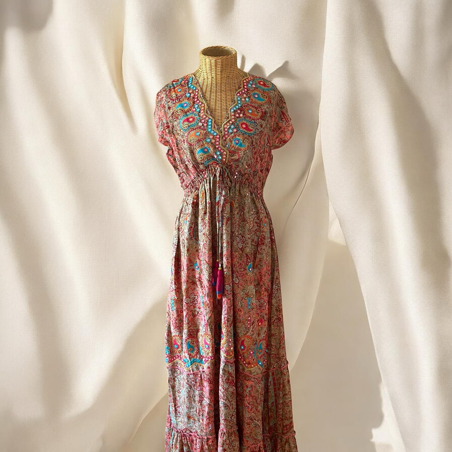 Maxikleid mit Paisley-Muster & Stickerei in Rot-Türkis
• Boho-Muster mit detailreicher Stickerei am Ausschnitt
• V-Ausschnitt mit Perlenverzierung & Quastenband
• Elastischer Taillenbereich für bequeme Passform
• Fließender, leichter Stoff – ideal für warme Tage #BohoChic #Maxikleid #EthnoLook #BohoMode #Sommerkleid
#BohemianVibes #PaisleyLove #FestivalStyle #Damenkleid
#Farbenspiel #BohoVibes #Neueröffnung #HandpickedFashion #BohoSpirit