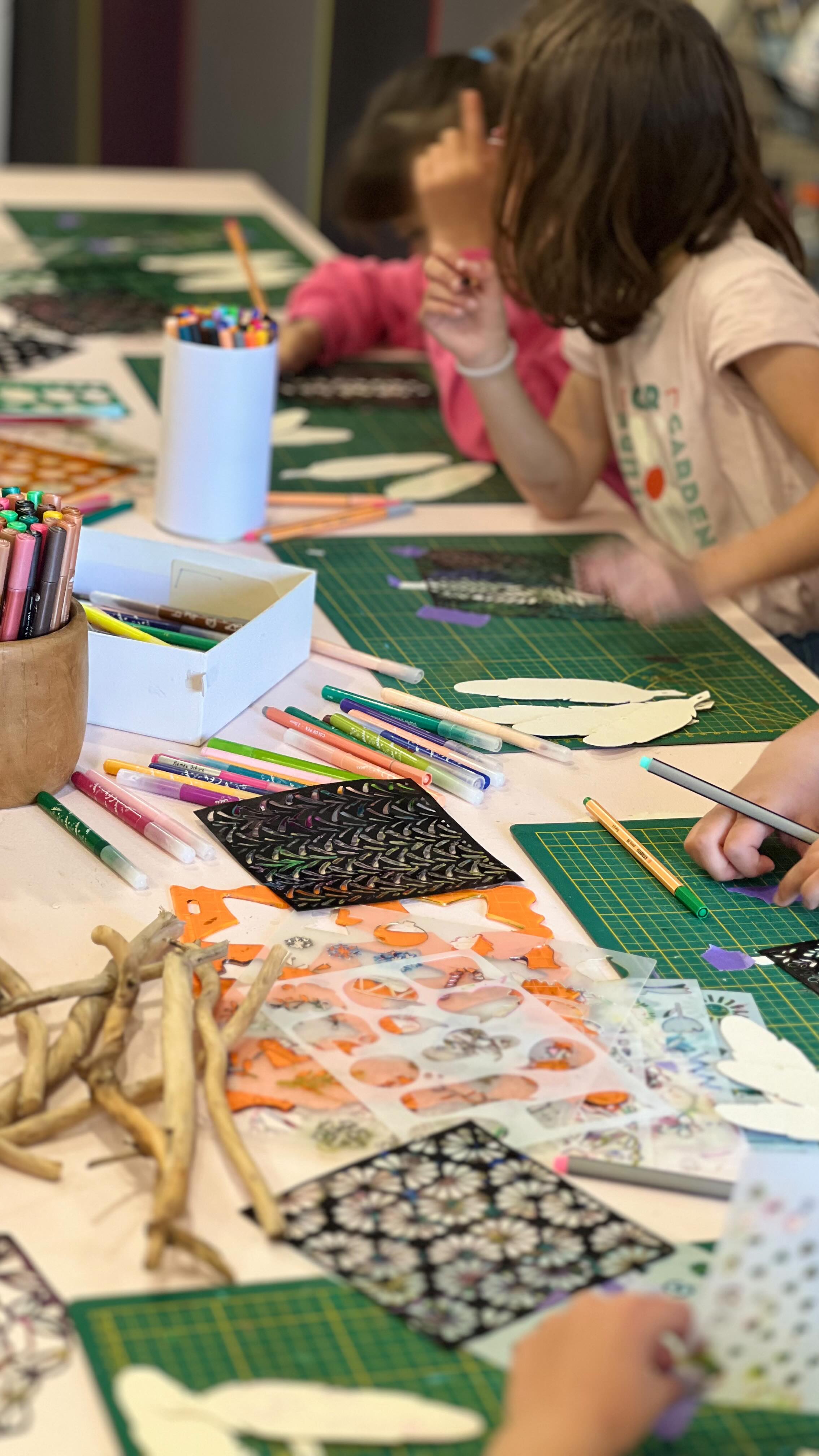 Ce qui m’anime dans mon métier c’est la transmission et avec les enfants je suis dans mon élément.
Être ensemble à l’atelier ou en animation à l’extérieur toujours le même objectif apprendre, donner envie, faire découvrir, échanger d’égal à égal, papoter, s’émouvoir, partager et leur donner une autre vision de la consommation, faire de ses mains pour offrir des cadeaux, pour créer sa déco, recycler pour donner une deuxième vie à nos matériaux, être inventif et oser!!!
#activiteannecy #ateliercreatif#annecy#annecylake#annecylevieux #pringy74 #epagnymetztessy #ateliercreatif#apprendreautrement#quefaireaannecy #eventannecy #enfantannecy#kids#blogannecy #influenceuseannecy #muminannecy #diyannecy