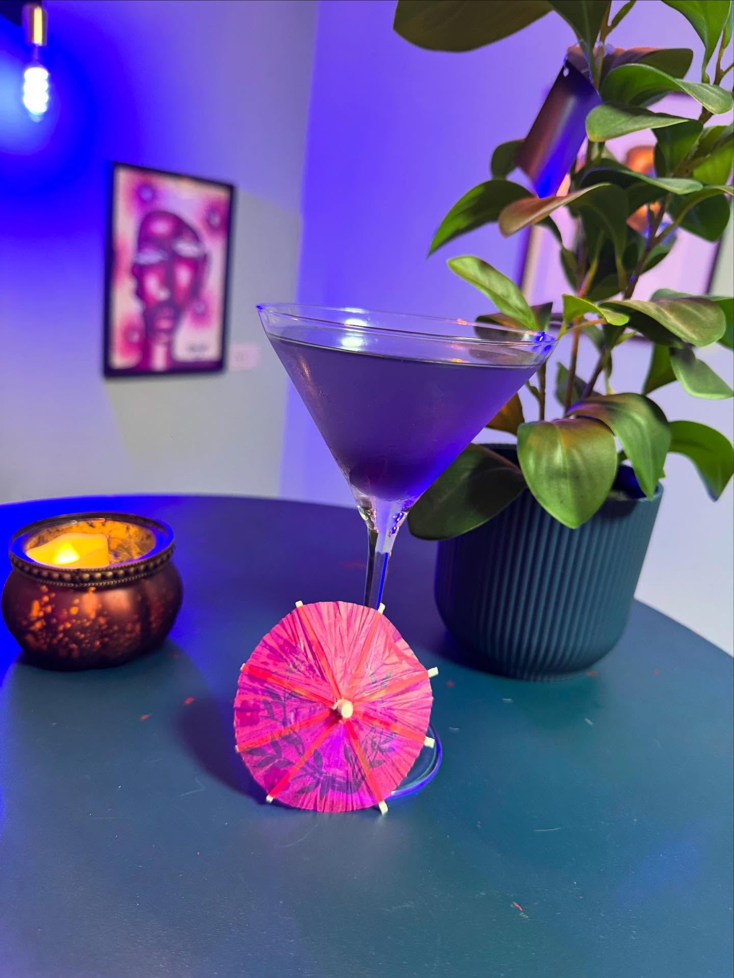 ✨ Laissez-vous envoûter par le cocktail Violetta ! 💜🍋
Un mélange délicat de sirop de violette, citron frais et gin, pour une explosion de saveurs florales et acidulées. 🍸🌸
#CocktailVioletta #SiropDeViolette #Gin #CocktailMaison #SaveursPrintanières #ÀBoireAvecLesYeux