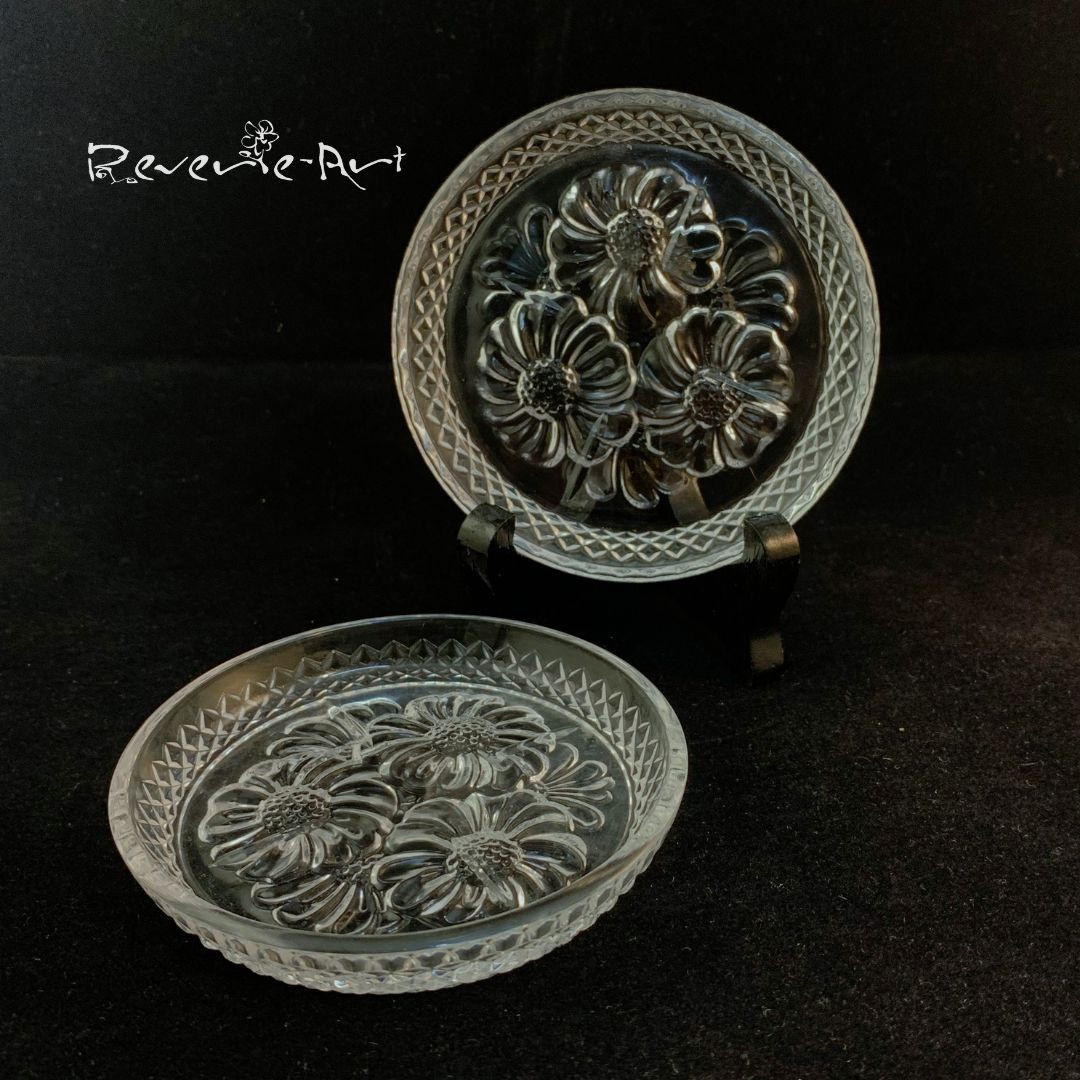 Add charm to your home with our Set of 2 Vintage Cristal d'Arques Breteuil coasters. These beauties are in perfect condition and fully functional. Link in Bio #HomeDecor #VintageFinds #Cristal