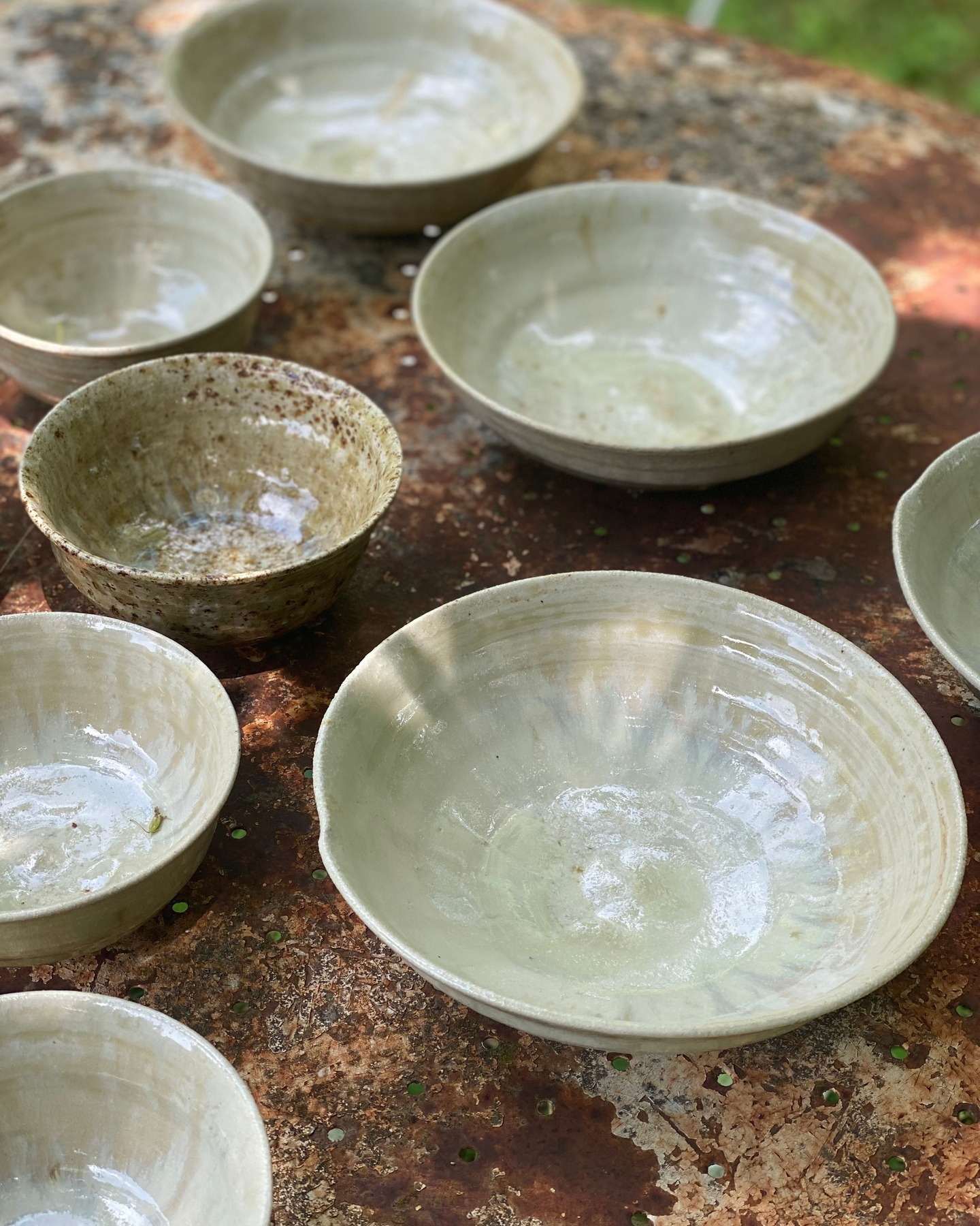 Premières pièces abouties avec un émail totalement réalisé à base de matières collectées en Drôme : sables et cendres de végétaux, tamisés très finement, ont fusionné lors de la cuisson pour créer cette surface nacrée, semblable à des coquillages.
Joie de voir le sentiment de vie véhiculé par la nature être restitué dans l'émail.
.
.
.
#grès
#ceramique
#céramique
#ceramiquecontemporaine
#artsdelatable
#artdelatable
#poterieartisanale
#platesforchefs
#ceramica
#ceramics
#ceramiquedrome
#interiordesign
#tablewear
#homedecor
#stonewarepottery
#decorationinterieur
#madeinfrance
#émauxdegrès
#glazes
#ashglaze
#naturalmaterials
#naturalglazes
