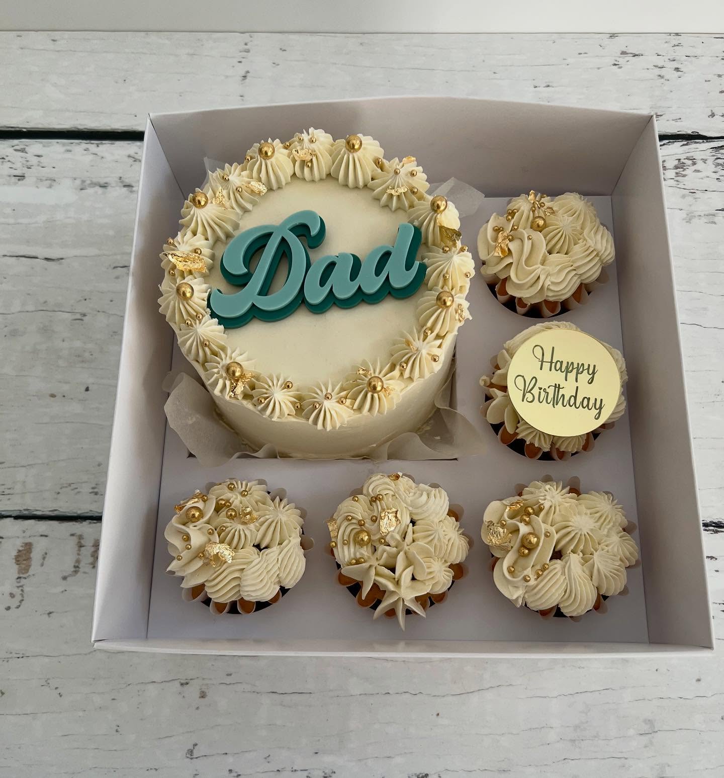 Havenโt done a bento in a while and this one was such a classic colour combo! Cream, gold and a touch of blue/aqua for a special dadโs birthday/Fatherโs Day celebration.
#cake #cakecakecake #cakeporn #cakelover #cakestyle #cakeinspiration #birthdaycake #buttercream #cakesofinstagram #cakedecorating #bentocake