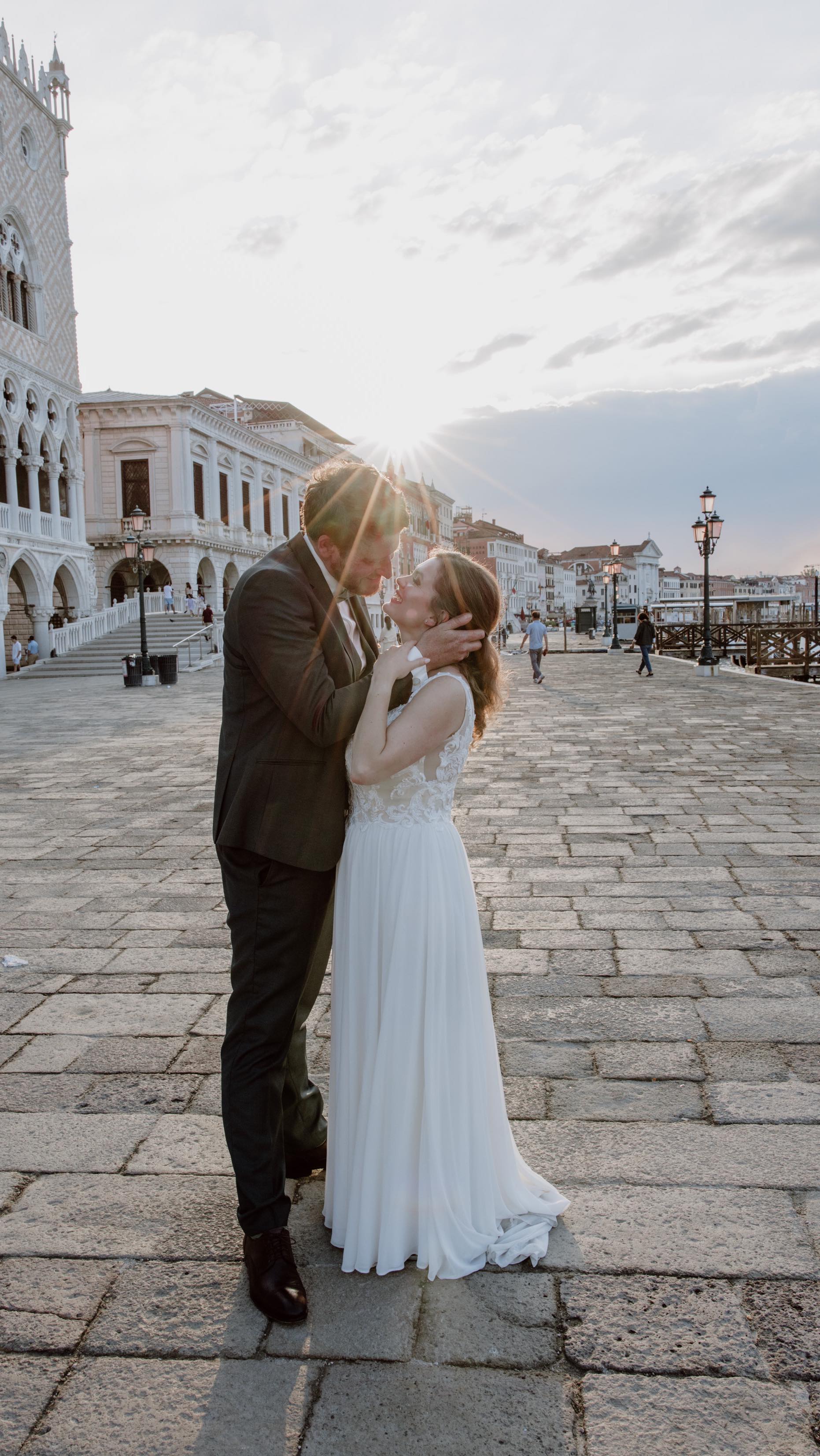 Happy Anniversary ihr zwei! 🥂
Wer um 5:30 freiwillig mit mir durch Venedig zieht, um die Magie auf dem leeren Markusplatz einzufangen, ist ganz klar: auf meiner
Traumhaftes Morgenlicht, Schuhe in der Hand – und wir mittendrin.
#venedigshooting #venicewedding #destinationweddingphotographer #hochzeitsfotografvenedig #markusplatz #sunriseshoot #editorialwedding #elopementitaly #hochzeitsfotografin #weddingphotographeritaly #venedigliebe #italienhochzeit #weddinganniversary #brautpaarshooting #fineartweddingphotography #hochzeitsfotografie #venedigmoments #authenticlovestories #italianvibes #justmarriedfeels