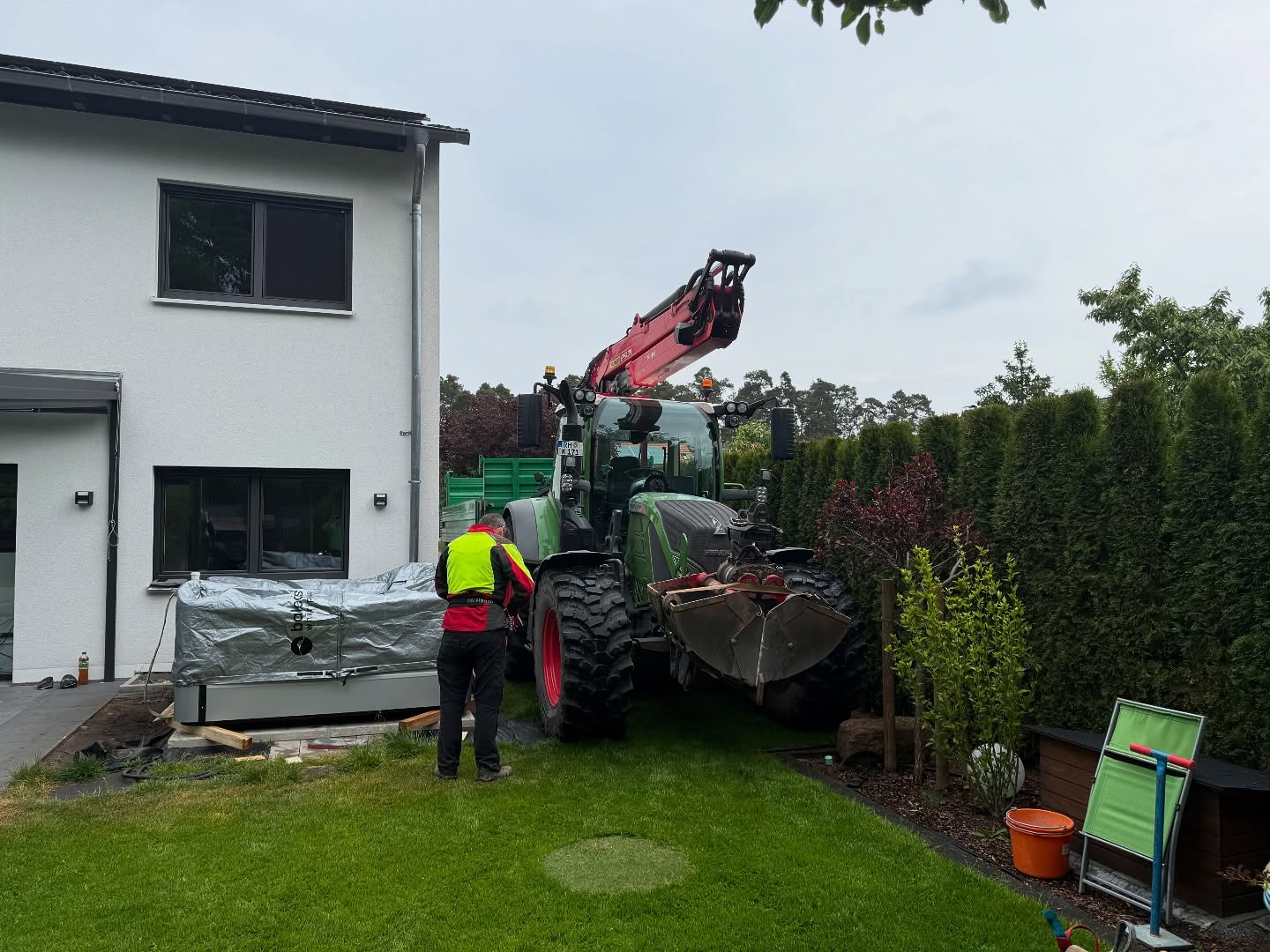 Auf unserer derzeitigen Baustelle sind wir trotz dem wechselhaften Wetters gut vorangekommen.
Der vorh. Whirlpool wurde angehoben und das Fundament wurde tiefer gesetzt.
Granitborde fassen die neue Terrasse ein.
Die vorh. Mähkante wurde aufgenommen und neu verlegt.
Ein Hochbeet aus Stahl wurde auf Punktfundamente gestellt.
Nach dem Einbau der Tragschicht haben wir punktuell alte Pflastersteine als Auflage für unsere Aluminium-Unterkonstruktion einbetoniert.
Nach dem ausrichten der Unterkonstruktion konnten wir mit dem Holzdeck beginnen. Nächste Woche geht es fleißig weiter…
Fertigstellung der Holzterrasse sowie Gartendusche.
Montage der Pfosten für den Sichtschutz
Vorbereitung der Pflanzflächen
Staudenpflanzung inkl. einer Hochstamm-Magnolie.
#galabau #terrassenbau #holzterrasse #kebonyclear #naturstein #pflanzung #whirlpool