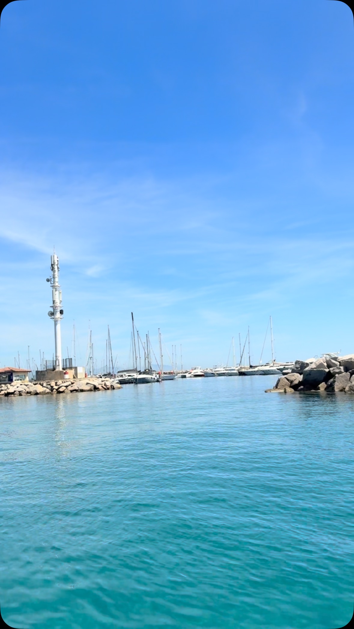 Cap sur lâĂ©tĂ© âïžâ”ïž
Eau turquoise, lumiÚre éclatante, chaleur douce⊠Glissez vers le port de plaisance de Solenzara, bercé par cette mer translucide.
