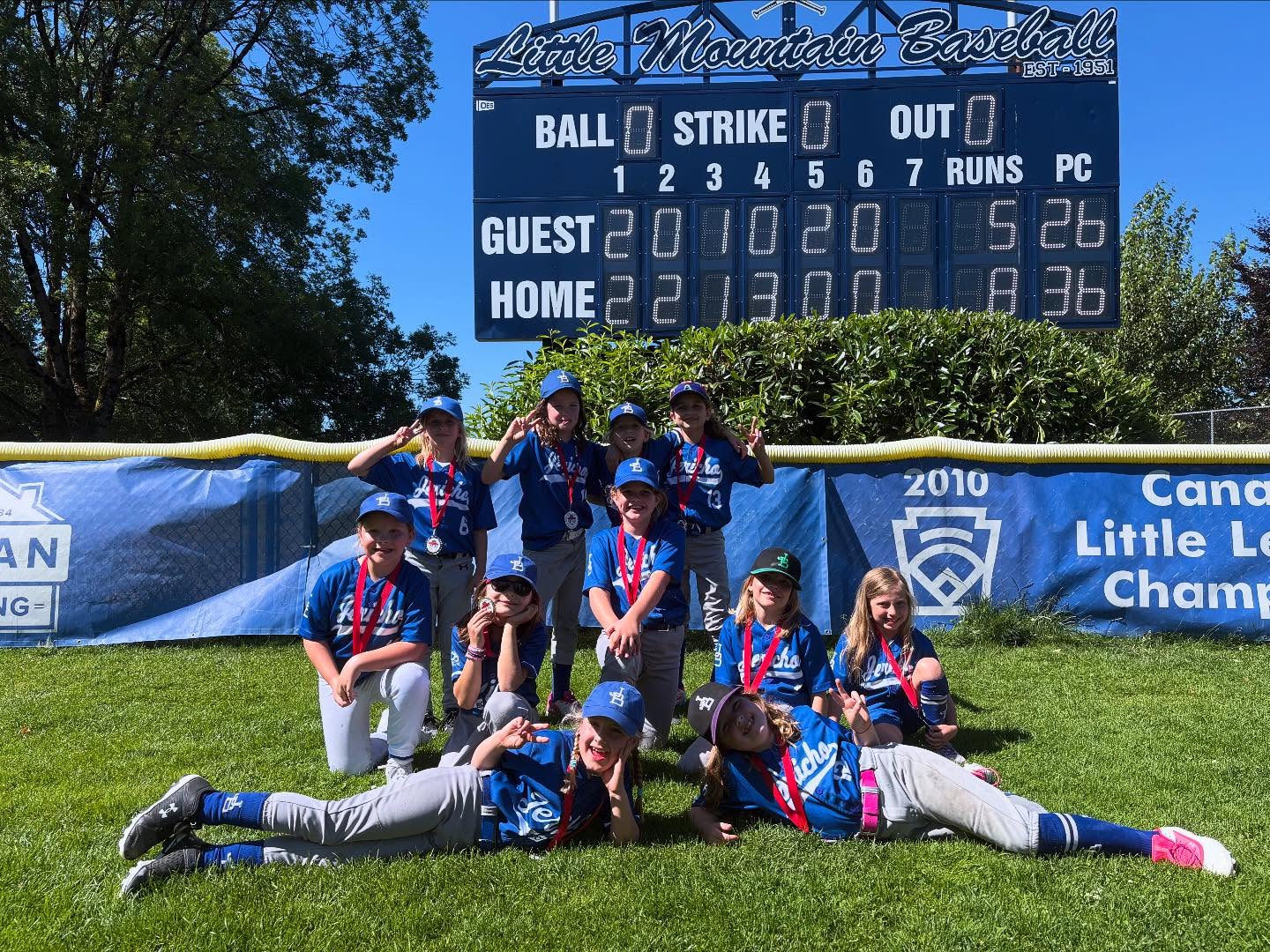 Our Jericho Girls took home the SILVER in a 9-8 final at the @littlemountainbaseball 2025 Strawberry Slam Tournament. Way to bring home some hardware JGB!! 🥈🍓⚾️🍓
