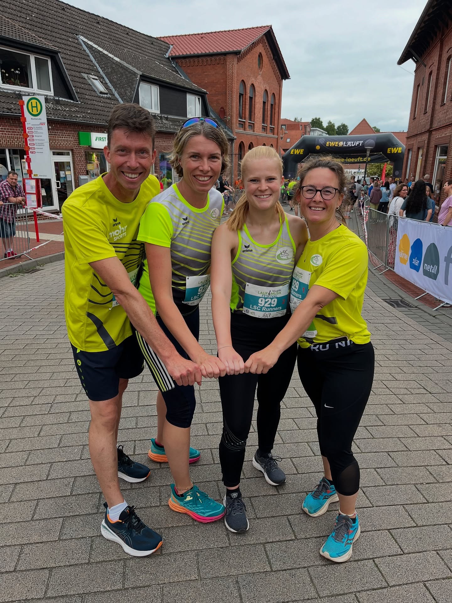 Heute haben wir am Lauf- und Musikfestival in Harsefeld teilgenommen🏃🏼♀️
Wir alle hatten eine Menge Spaß und sind zufrieden ins Ziel gekommen!🏅
Wir freuen uns auf nächstes Jahr!☀️