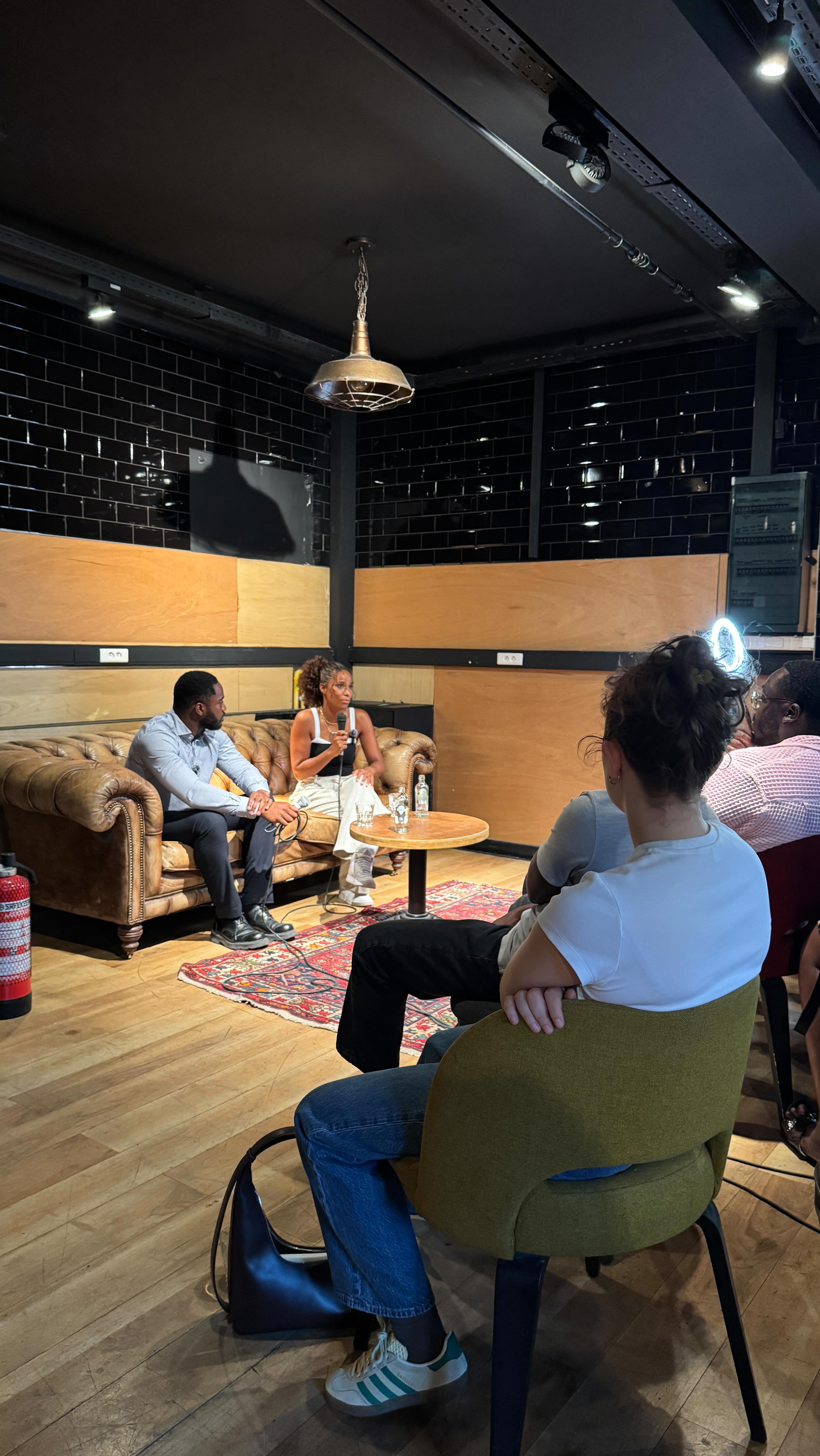 — Niet iedereen wordt geboren in een omgeving waar er juiste geldkeuzes worden gemaakt. Een financieel stabiel leven opbouwen is iets wat je kan leren.
Vastgoed verwerven maakt daar een groot deel van uit.
Maar waar te beginnen?
En voor wie graag in de sector aan de slag wil. Wat te doen en te verwachten?
A small recap of @blueoceanvzw “Blue talks - Steen voor steen, bouwen aan je vastgoedkennis”
Moderator: @teddyquansah