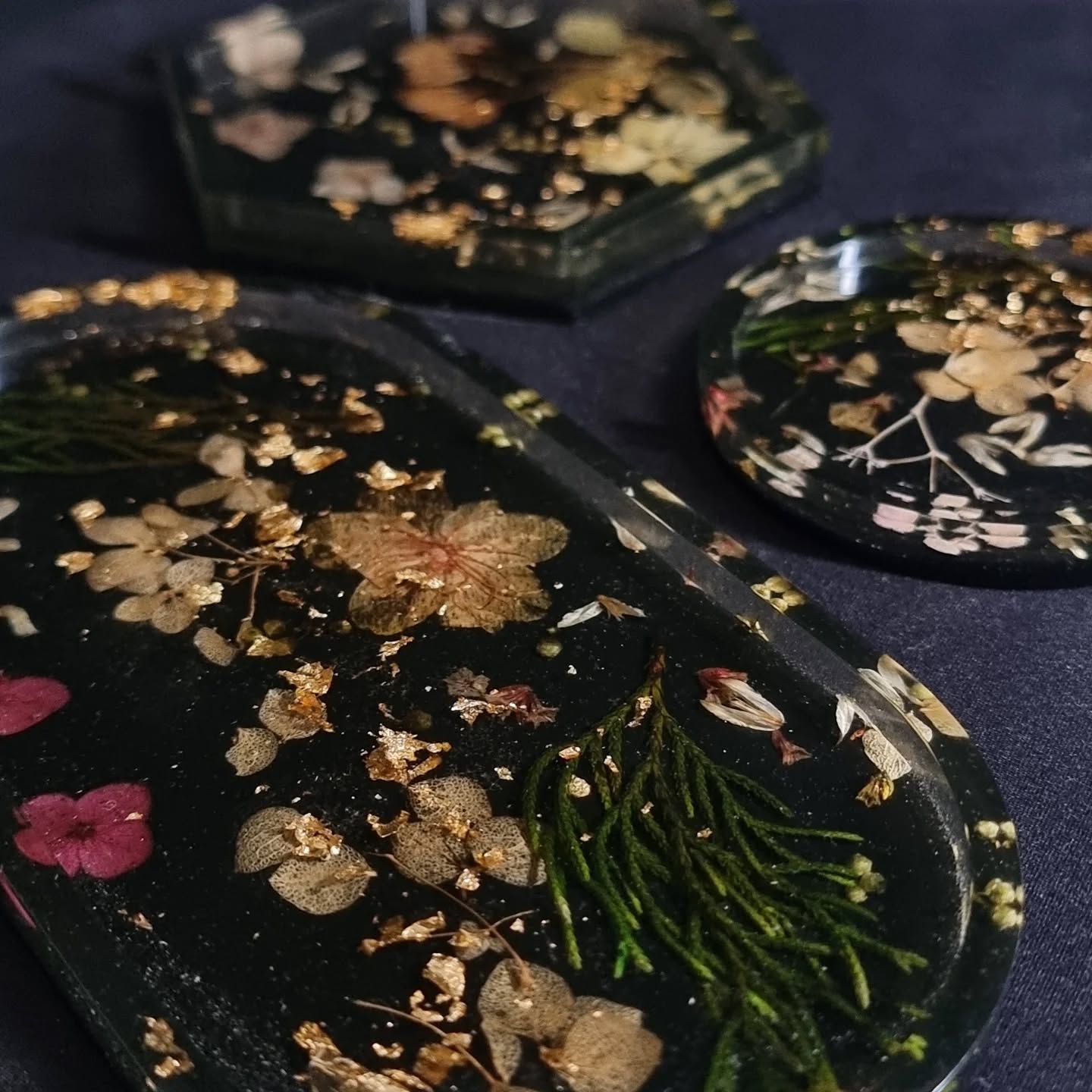 🌑🌸 Nouvelles créations en résine époxy 🌸🌑
Je suis ravie de vous présenter mes toutes dernières pièces : des fleurs délicatement incrustées dans de la résine époxy, posées sur un fond noir profond pour un contraste saisissant et une mise en valeur magique des détails naturels. 🌑🌸🌿
Chaque création est unique, réalisée avec soin et amour, capturant la beauté éphémère des fleurs pour l’éternité. 🌸🌿
📸 Un jeu de lumière, de transparence et de relief qui donne une vraie profondeur artistique à chaque pièce.🌸
🔗 Commandes personnalisées possibles – envoyez-moi un message pour plus d’infos !
#resineepoxy #fleursincrustées #créationartisanale #faitmain #artfloral #résineartistique #époxyart #créationunique #décoflorale #designfloral #faitavecamour❤️