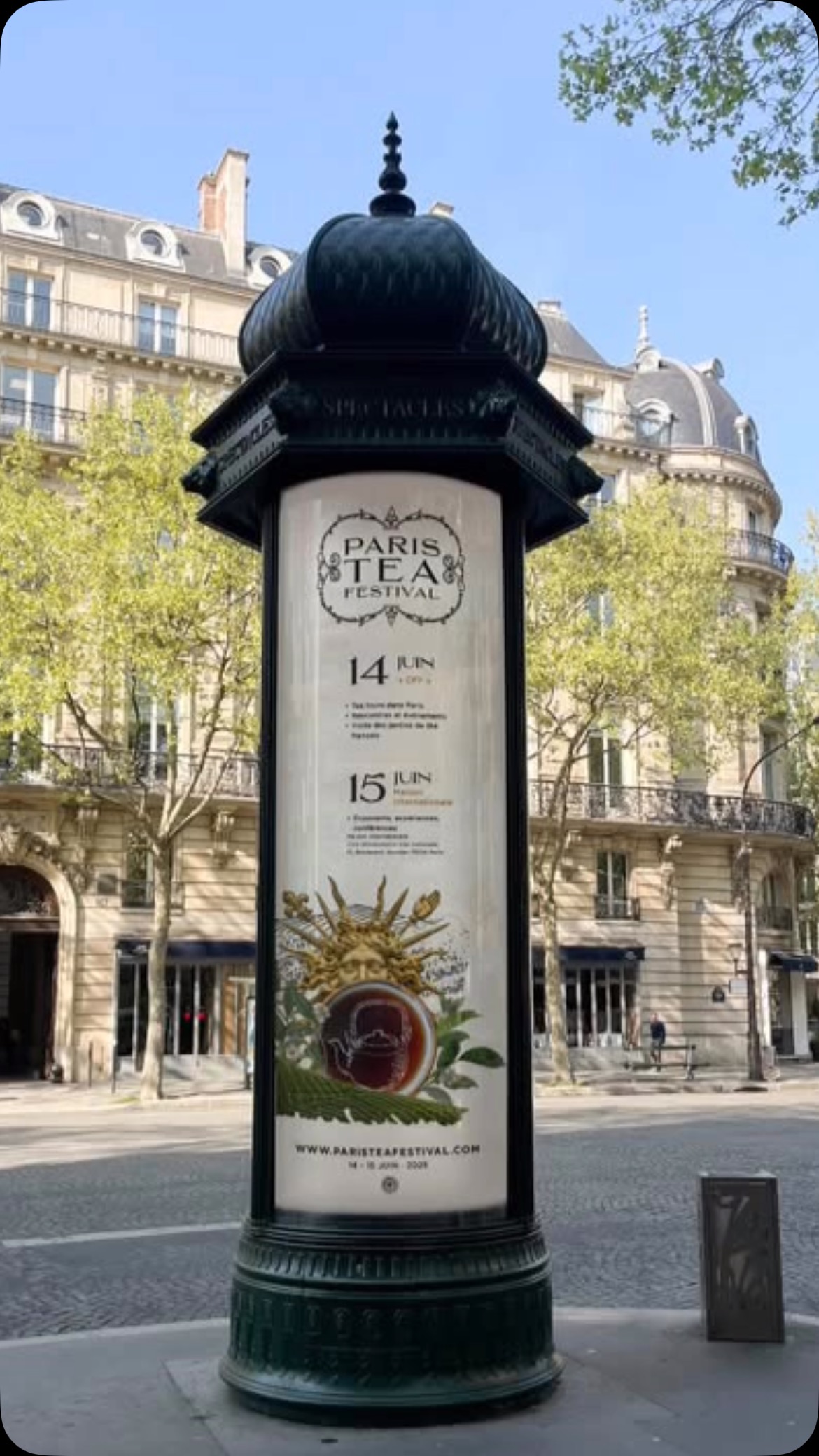 🗼 OYEZ OYEZ, PARISIENS, PARISIENNES (et touristes bienvenus aussi)
Le Paris Tea Festival, c’est CE WEEK-END !
🎉 Du thé à gogo, des artisans stylés, de la céramique qui ferait pâlir Montmartre, et des vibes zen au cœur du 14e.
🗓️ Samedi OFF dans Paris
🫖 Dimanche, le grand jour : expo, dégustations, talks…
📍 Maison Internationale, Paris 14e
🎟️ Ton billet ? Par ici ➡️ www.paristeafestival.com
💬 Viens infuser ton week-end. Paris se met à l’heure du thé.
—
🇬🇧 HEAR YE, HEAR YE, PARIS LOVERS & TEA FREAKS
This WEEKEND, Paris becomes the capital of tea.
📍 Not London. Not Tokyo. Paris 14e.
🍵 Paris Tea Festival is landing this Saturday (OFF) and Sunday (Main Event) — and trust us, it’s gonna steep hard.
✨ Craft tea. Bold ceramics. Inspiring talks.
A full-on tea immersion in a historic Parisian venue.
🎟️ Grab your ticket → www.paristeafestival.com
Come sip, stroll, and vibe with us. Paris is calling!
Crédit : @nataliaca_illus
#paristeafestival #PTFouiouioui #parismaville #paris