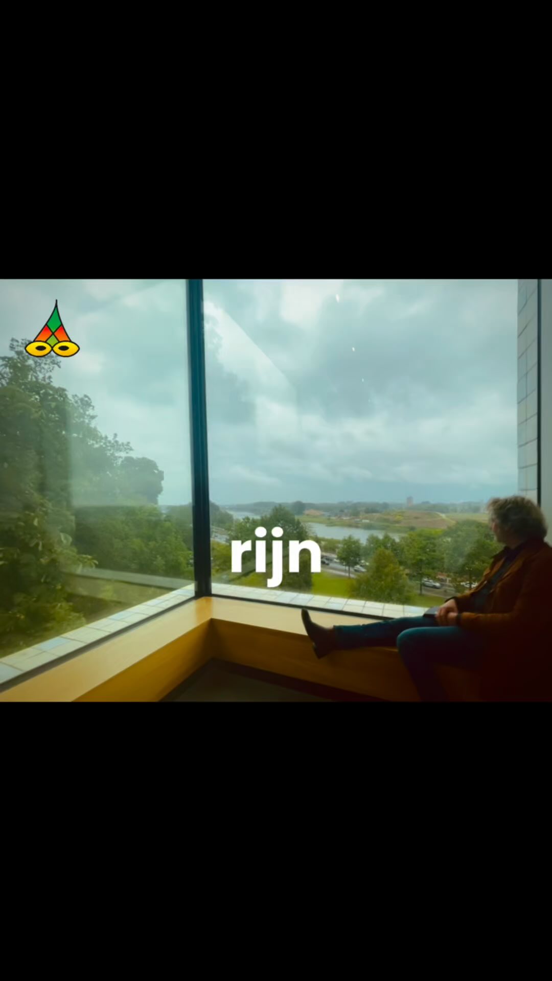 – Rijn
Een rivier. Een stem. Een herinnering die blijft stromen.
Handgeschreven, gesproken, gedragen —
vanuit @museum.arnhem tijdens de Jan Mankes-tentoonstelling.
Volg het @poeziejournaal - dichterlijke reportages met rechte rug en open hart.
✍️ Maurice Jonkers & 🎥 Hilma ten Boske
Wil jij ook een gedicht of optreden?
Stuur een DM of kijk via de link in bio.
#poëziejournaal #rijn #spokenword #beeldentaal #tao #regen #handgeschreven
#kwetsbaarheid #arnhem #museumarnhem #janmankes #hedendaagsepoëzie