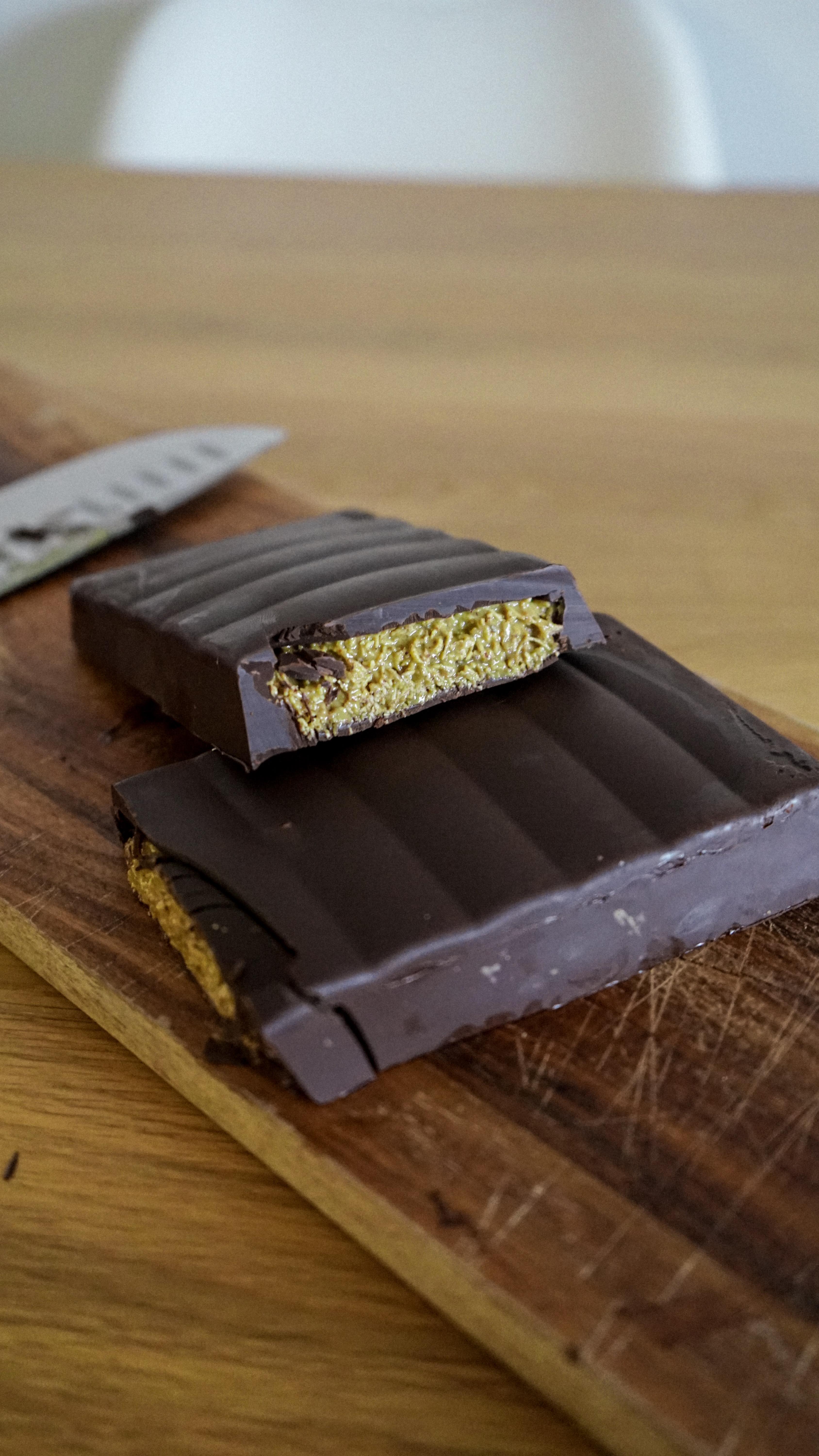 Chocolate Dubai sin azúcar 🍫🫱🏽🫲🏼
Ingredientes:
- Chocolate negro (cuanto más cacao mejor).
- Crema de pistachos 100% (esta es mezcla de 100% pistacho con 100% cacahuete).
- Cereales tipo “hilos”.
Vais a delirar con esta receta. Mil veces mejor de lo que esperaba. Si os gustan los sabores reales, me atrevo a decir que os va a molar más que el choco Dubai comercial 😳
Por favor, si lo haces mencionadme. Quiero veros gozar.
Consumo responsable, que no deja de ser una versión más saludable, pero bien calórica.
A disfrutar con salud familia!🧡
#chocolatedubai #dubai #nutriciondeportiva #dietistanutricionista #recetassaludables #nutricionista #recetassanas #healthyrecipes #sinazucar #nufisa