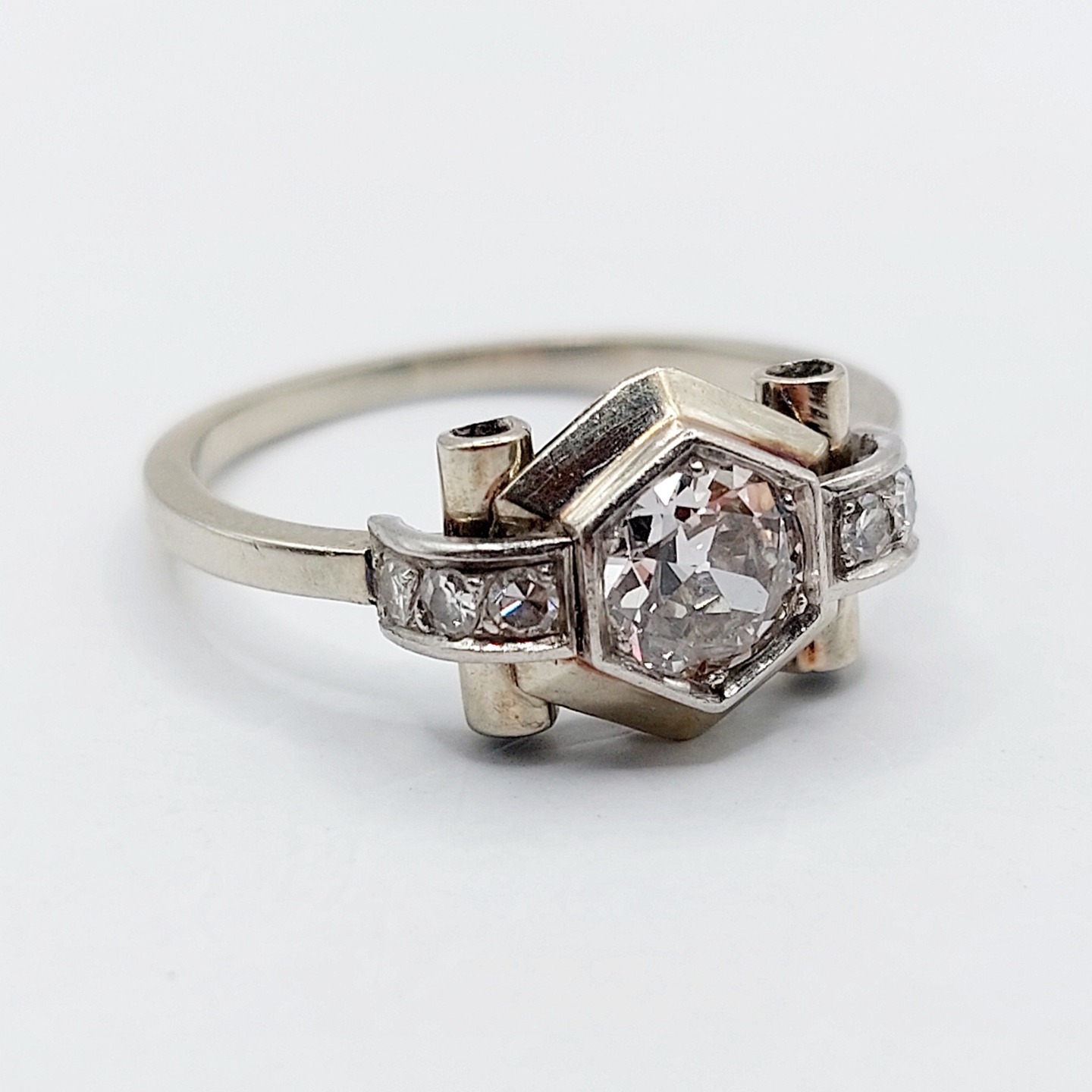 /// SOLD /// French art deco tank ring 18k white gold and platinum set with a 0.60 carat brilliant cut diamond flanked by smaller diamonds in a geometric setting (circa 1950)
PRICE : 1380€
Magnificent French art deco goldsmith work
Size: 50.5 FR / 5.5 US
Weight: 2.65 g
Main diamond size: 5.4 mm (estimated at 0.60 carats)
Diamond in very good condition, small natural inclusion visible with a magnifying glass
Head width: 8.8 mm
Micro-scratches from use
Eagle's head, dog's head, and weevil hallmarks (French hallmark)
#frenchjewelry #diamond #diamondring #antiquering #victorian #victorianring #marquisering #augustusjewels #vintagering #daisyring #daimondhaloring #tankring #platiniumring #platinum #platinumring