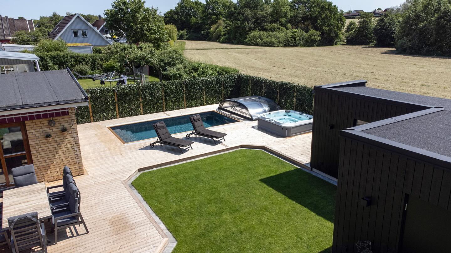 I denna lugna villaträdgård har vi förverkligat kundens vision om ett stilrent och avkopplande poolområde. Det här poolprojektet är ett tydligt exempel på hur rätt materialval , ljussättning och arkitektur kan förvandla en trädgård till en exklusivt och funktionellt patio!
En plats att längta till - året runt! ☀️