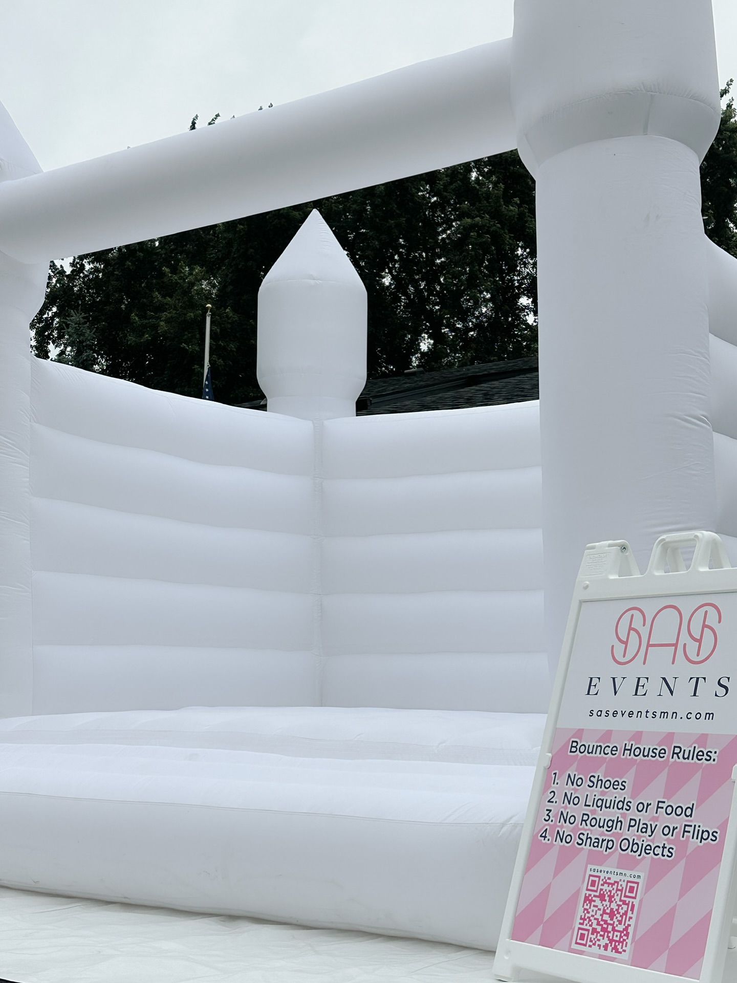 ✨New Rental✨
White Bounce Castle
Please inquire in our DMs for open dates or on our website!! Pricing is based on a 4 hour rental.
Monday-Thursday: $300
Friday & Saturday: $450
Sunday: $400
*Fully insured*
We will deliver anywhere in the twin cities anywhere outside of the cities we will charge mileage!
