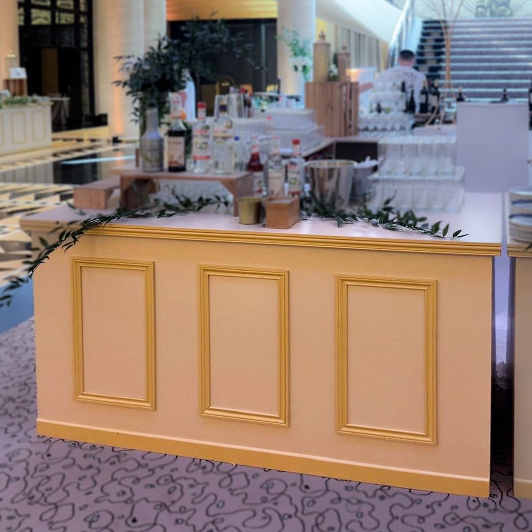 Des buffets en bois imaginés et fabriqués sur-mesure pour un traiteur 👨🍳
Quand l’artisanat sublime les moments de partage ✨
#menuisierparis #menuiserie #menuiseriesurmesure