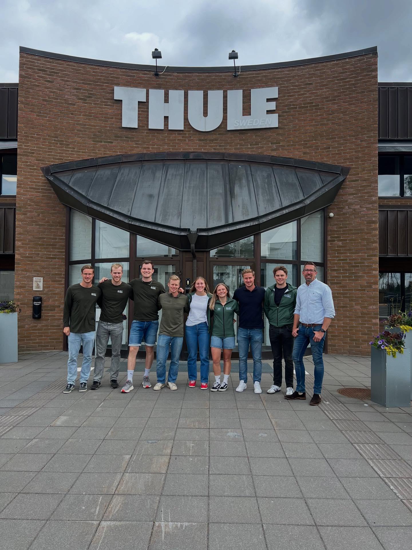 Vi är glada för en mycket händelserik och bra lägerdag tillsammans! 🤗 Vi började med lugn löpning från @isabergstoppen till @klubbenbygohlins. Därefter besökte vi @thule i Hillerstorp och det var väldigt intressant att få ta del av deras produktion. Mycket imponerande hur ett sådant världsledande företag lyckas behålla sin stadiga förankring i den småländska myllan! Efter en lunch tillsammans med Kristian Fältengård, platschef på Thule, gjorde vi även ett besök på @hangonab där vi fick ta del av flera spännande nyheter som är på gång! På kvällen var det GGVV race i Gnosjö där @andersson.elias och @johanneseklof utmanade resten av startfältet på tyngre hjul, men där @joel_bjornlinger var först i mål. På damsidan blev det till slut en spurtuppgörelse mellan @hildalof och @juliaangelsioo där Hilda drog det längsta strået. Ikväll var det skönt att landa hemma hos @isakminbror och @saragellarh i Hyltan för burgar-middag.
Tack och godnatt! 👋🏼😴
@gohlins @klubbenbygohlins @eabdethaller @hestragloves @hestrainredningarab @garoplatprodukter @garo_emobility_sverige @isabergstoppen @hangonab @axelent_sverige @everbrandswedenab @ehconnector @eleikosport @thule @gnosjoror @gnosjoandan @aerollerskis @leki.nordic @atomicnordic @umarasports @visitgnosjo