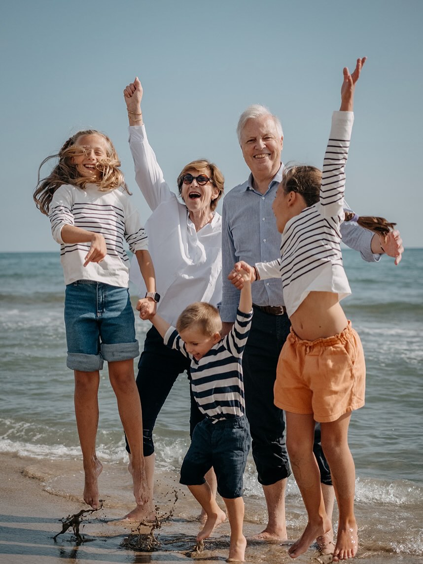 😇 I used to say yes to everything… until this.
🤗 There was a time when I said yes to everything and everyone: family sessions, couples, promotional clips, concerts, professional portraits, men, women, children, corporate events… I wanted to explore it all, without limiting myself.
👉 Then one day, I photographed a family for a client’s 50th birthday — her parents, sister, children, and nephews. A simple at-home session, but I felt a deep joy, a clear sense of purpose: this is what I want to tell stories about. Utterly moved by that session, I remember telling my client: “I have something to do with elderly people.”
❤️ Since then, I’ve dedicated myself to families, specializing in intergenerational family photography.
🥹 During the sessions, I feel a true excitement — that thrill of capturing the beauty of the everyday, and above all, the glances, the embraces, the gestures of love. And during the editing process, the emotions take over. I relive each moment, discover details I had missed, and feel what the images reveal… Often, I cry a little (yes, even after all these years).
🧑🧑🧒🧒 This work deeply connects me to what fuels me: the fragility of the moment, love, and legacy.
✨ If you’d like to capture your family life with authenticity and elegance, I’m here. Wholeheartedly. Always.