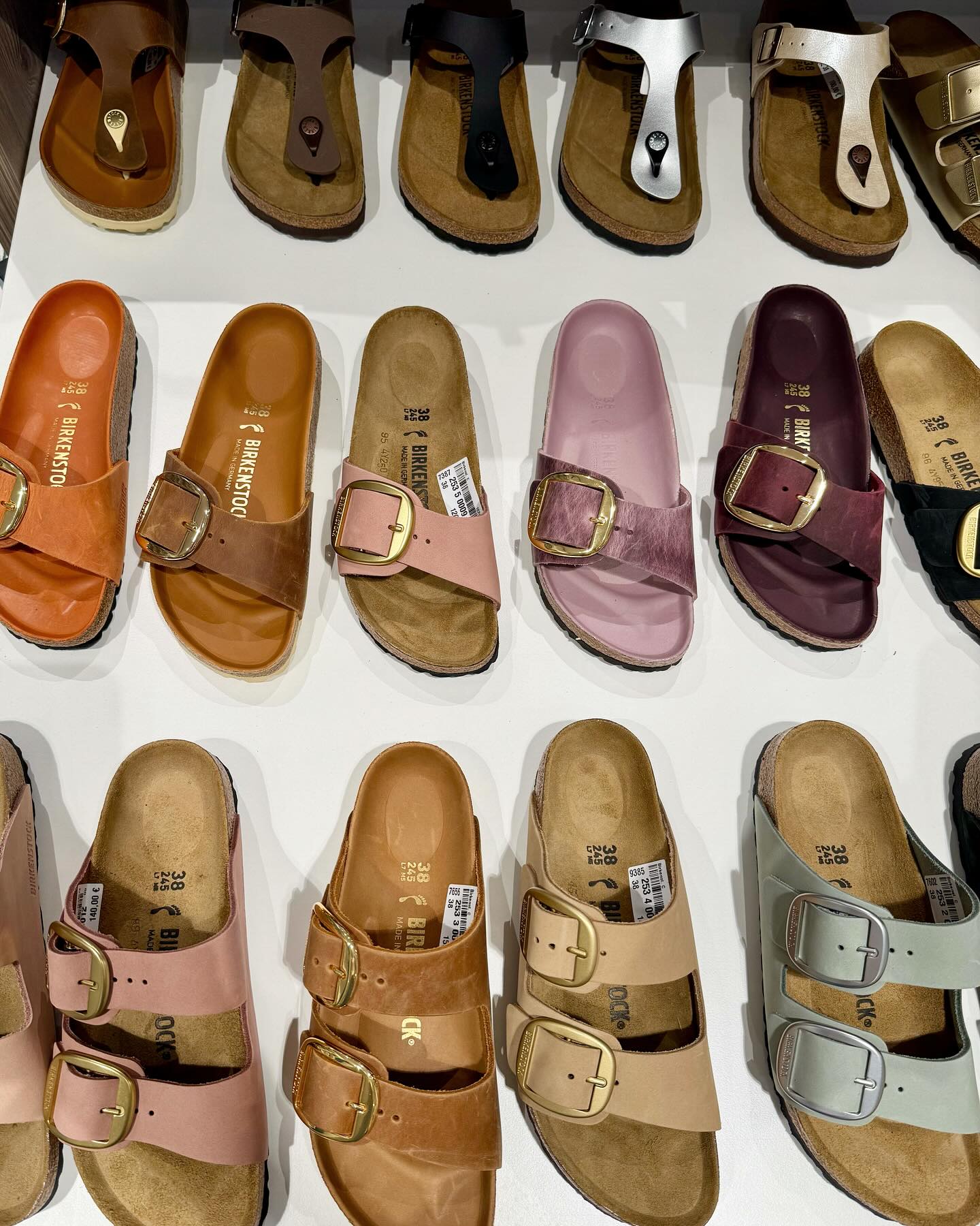 Birkenstock-Sommer ☀️
Ob klassische oder farbenfrohe Sandalen – bei uns gibt’s viele Modelle und Farben zur Auswahl. Einfach vorbeikommen, stöbern und anprobieren –
bei Kampa Schuhe in Freising und im Schuhhaus Moosbauer in Erding. 🌿👣
#Birkenstock
#Sandalenzeit
#KampaSchuhe
#SchuhhausMoosbauer
#Freising
#Erding
#Schuhliebe
#NatürlichUnterwegs
#Sommerlook
#Fußgerecht
#Sommer2025