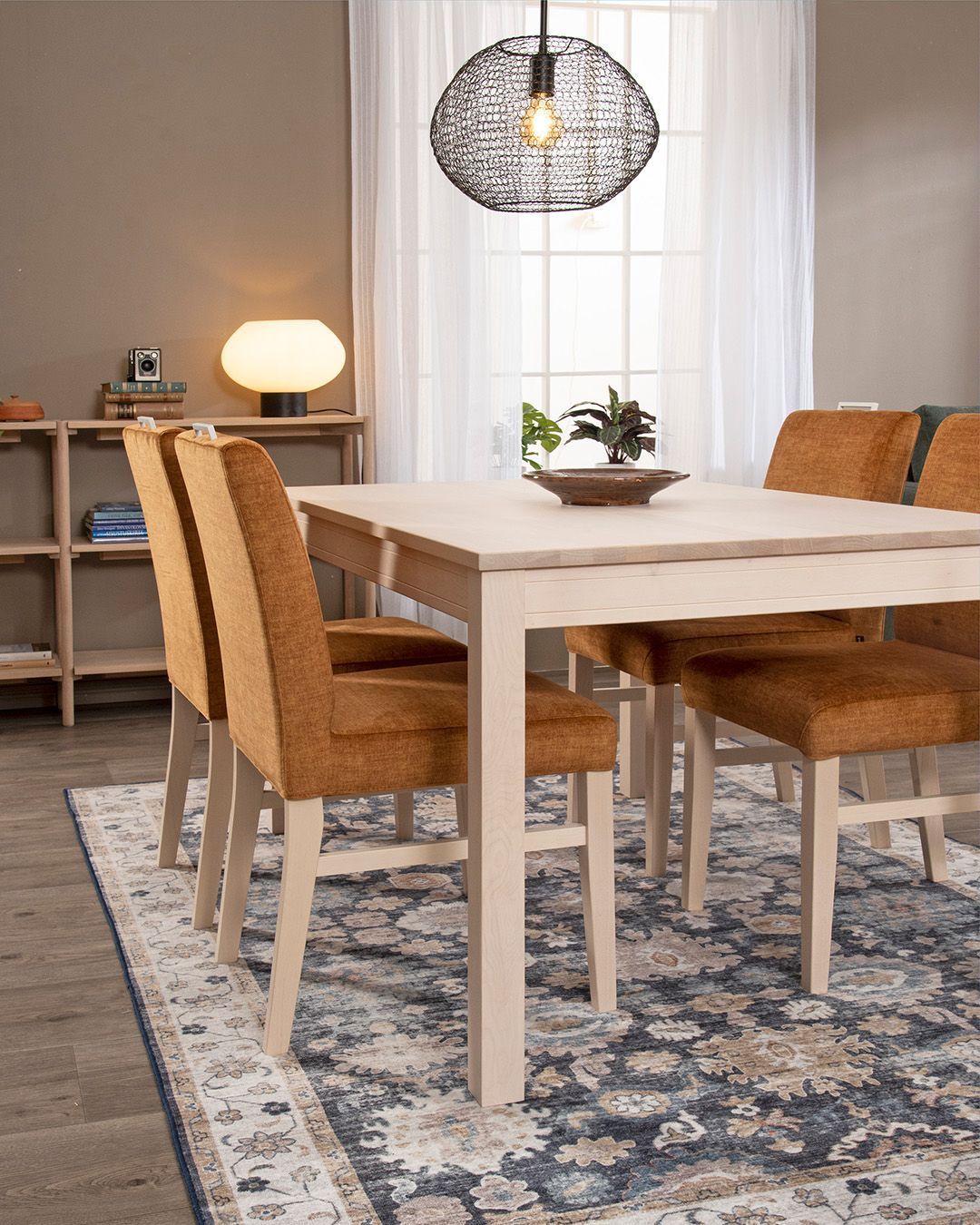 Alina-ruokatuolit ja Mona-ruokapöytä sopivat täydellisesti yhteen🧡
Puuosat: Nordic-petsattu koivu
Tuolin verhoilu: Glamour 09
Jälleenmyyjä: @sotka_huonekalut
#pohjanmaan_mona #pohjanmaan_alina
#pohjanmaan #pohjanmaankaluste #pohjanmaanofficial #koti #keittiö #diningchair #diningtable #kitcheninspo #kitchendecor #diningroom #sisustus