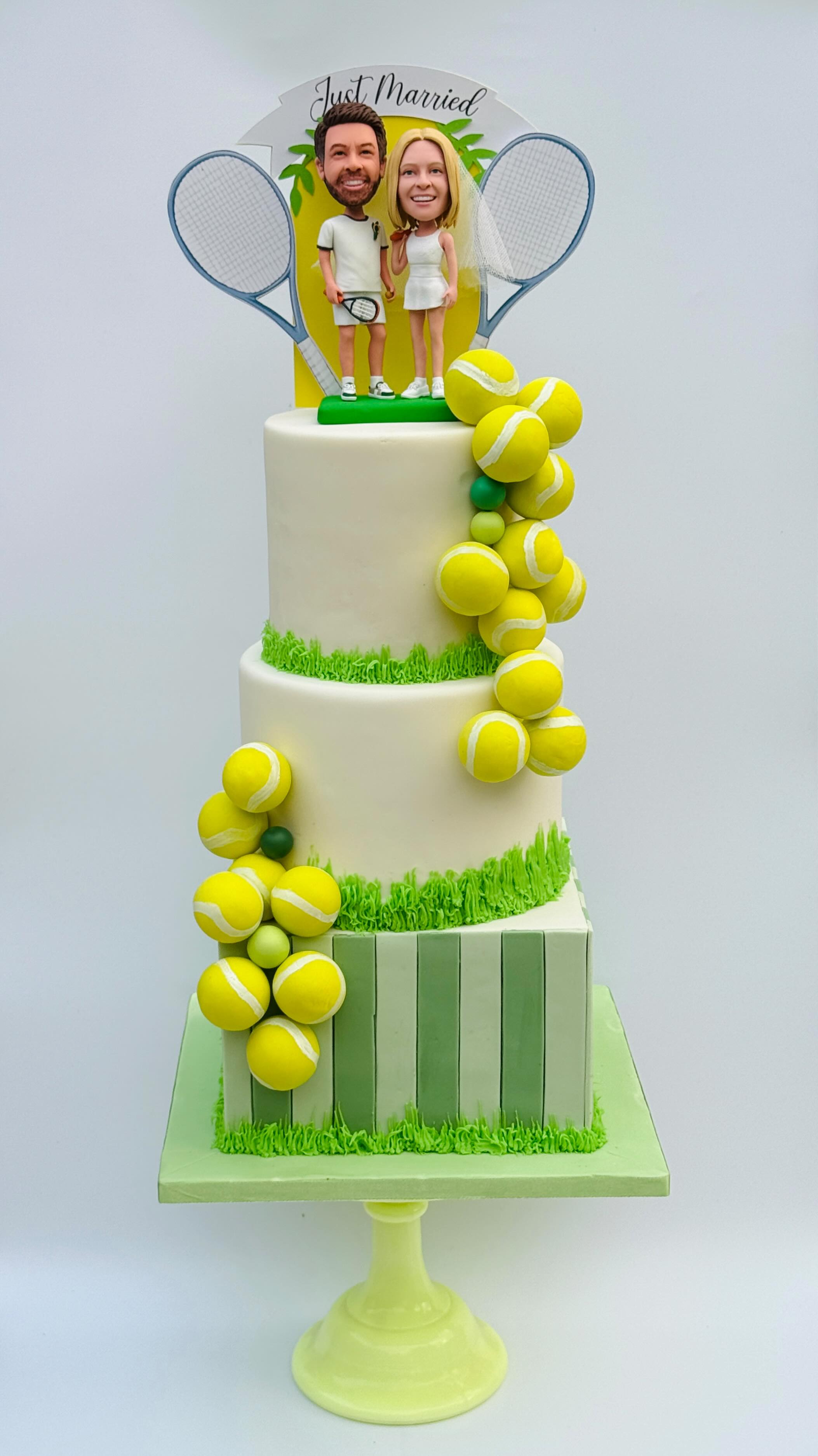 Let’s talk doweling! The importance of using a leveler while stacking is so so important. I think doweling with the dowels cut to the exact size and chkecking levels at every stage is just non negotiable. Once you have done these correctly the end result will be a perfectly stacked cake with stressfree delivery.