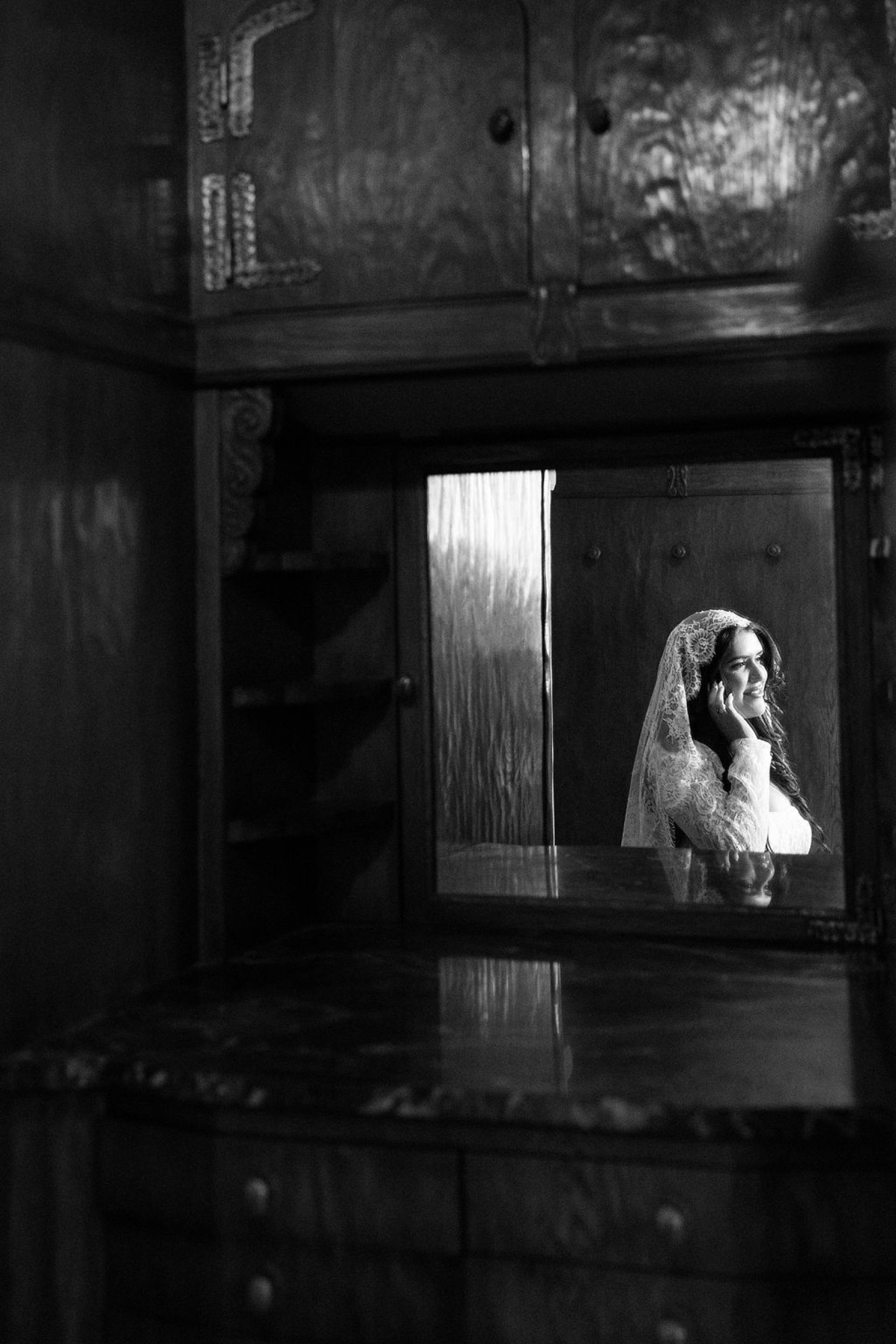 The final touches. A quiet moment.
As the lace is set and the cufflinks click into place, the day begins to take shape.
In the carved wood and etched glass of The Oviatt, two stories are about to become one.
Magic is just a few steps away.
Photographer: @leromovie
#TheOviatt #DTLAvenue #ArtDecoDreams #WeddingMorning #GettingReadyMoments #LoveInTheDetails