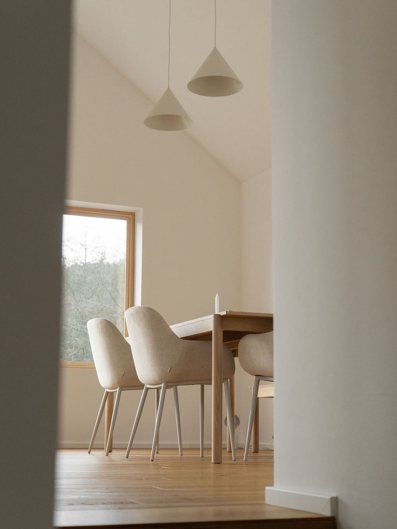 I wish for a quiet life. One that is full of slow moments of mindfulness. With the simple things. With good food, deep conversations, nature and outdoor time, with campfires and morning coffee, with minimalist aesthetics and a sense of beauty and creativity...
#slowlife