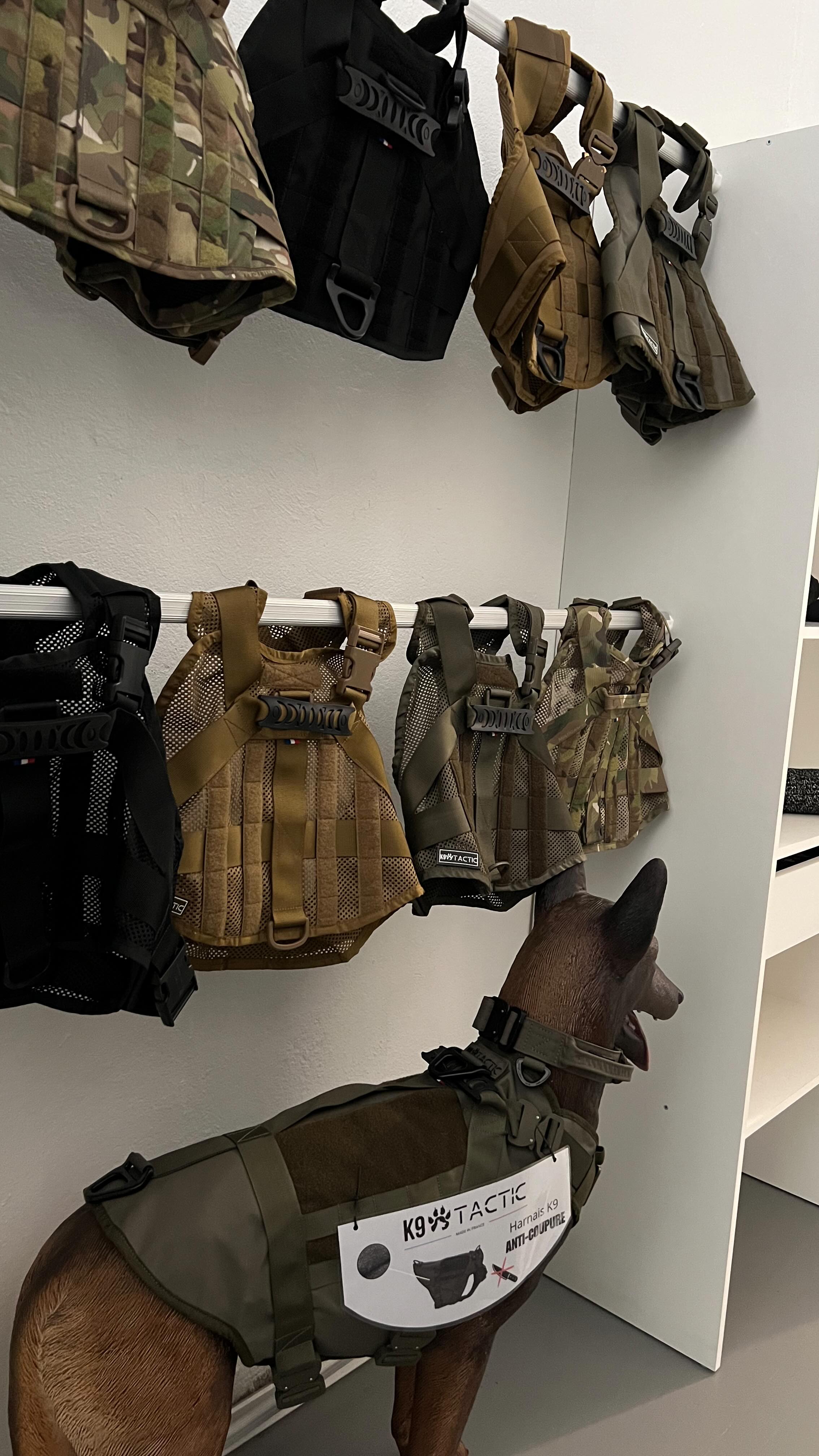 🛡️ Harnais K9 anti-coupure
Conçu pour protéger les chiens en intervention contre les risques de coupures dans les environnements urbain ou hostile.
Chaque pièce est fabriquée avec des matériaux techniques résistants, pensés pour le terrain et la performance.
✅ Résistance aux coupures
✅ Fabriqué en France
✅ Fiable en conditions réelles
#k9 #k9training #k9unit #doggear #k9tactic